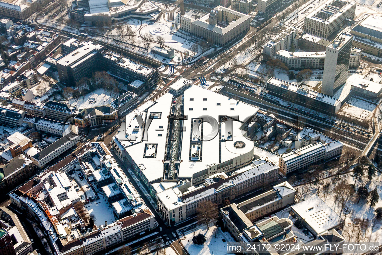Vue aérienne de Centre commercial Ettlinger Tor Center enneigé en hiver sur la Kriegsstrasse et la Karl-Friedrichstrasse à le quartier Innenstadt-West in Karlsruhe dans le département Bade-Wurtemberg, Allemagne