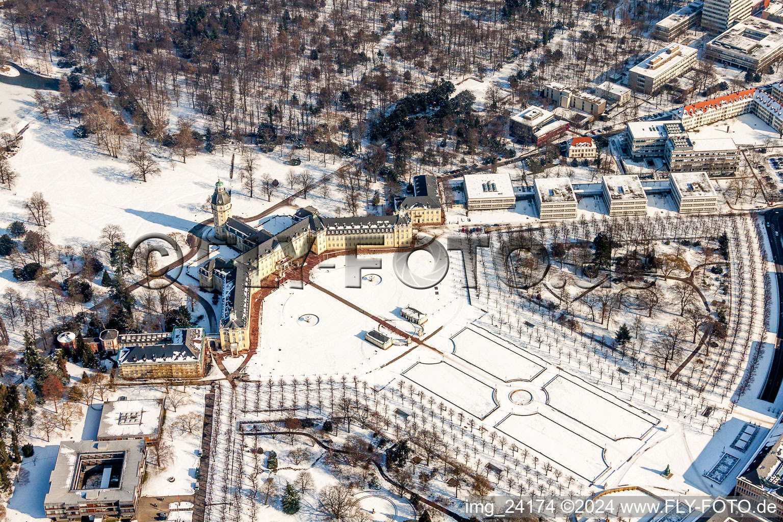 Vue oblique de Parc du château enneigé en hiver du château Karlsruhe à le quartier Innenstadt-West in Karlsruhe dans le département Bade-Wurtemberg, Allemagne