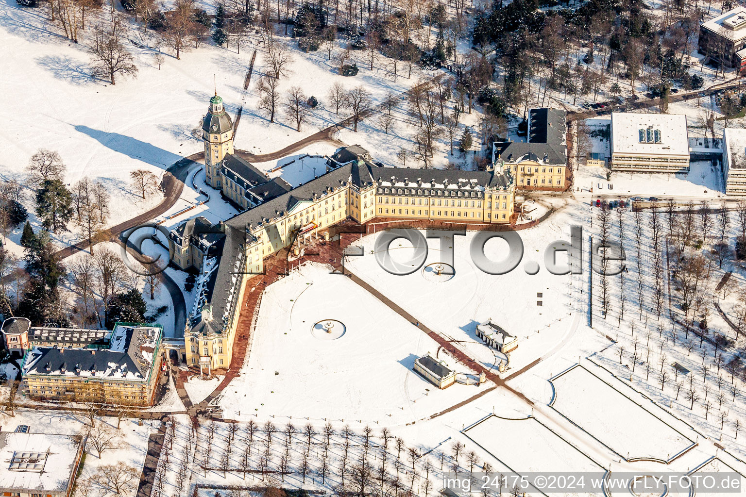 Parc du château enneigé en hiver du château Karlsruhe à le quartier Innenstadt-West in Karlsruhe dans le département Bade-Wurtemberg, Allemagne d'en haut