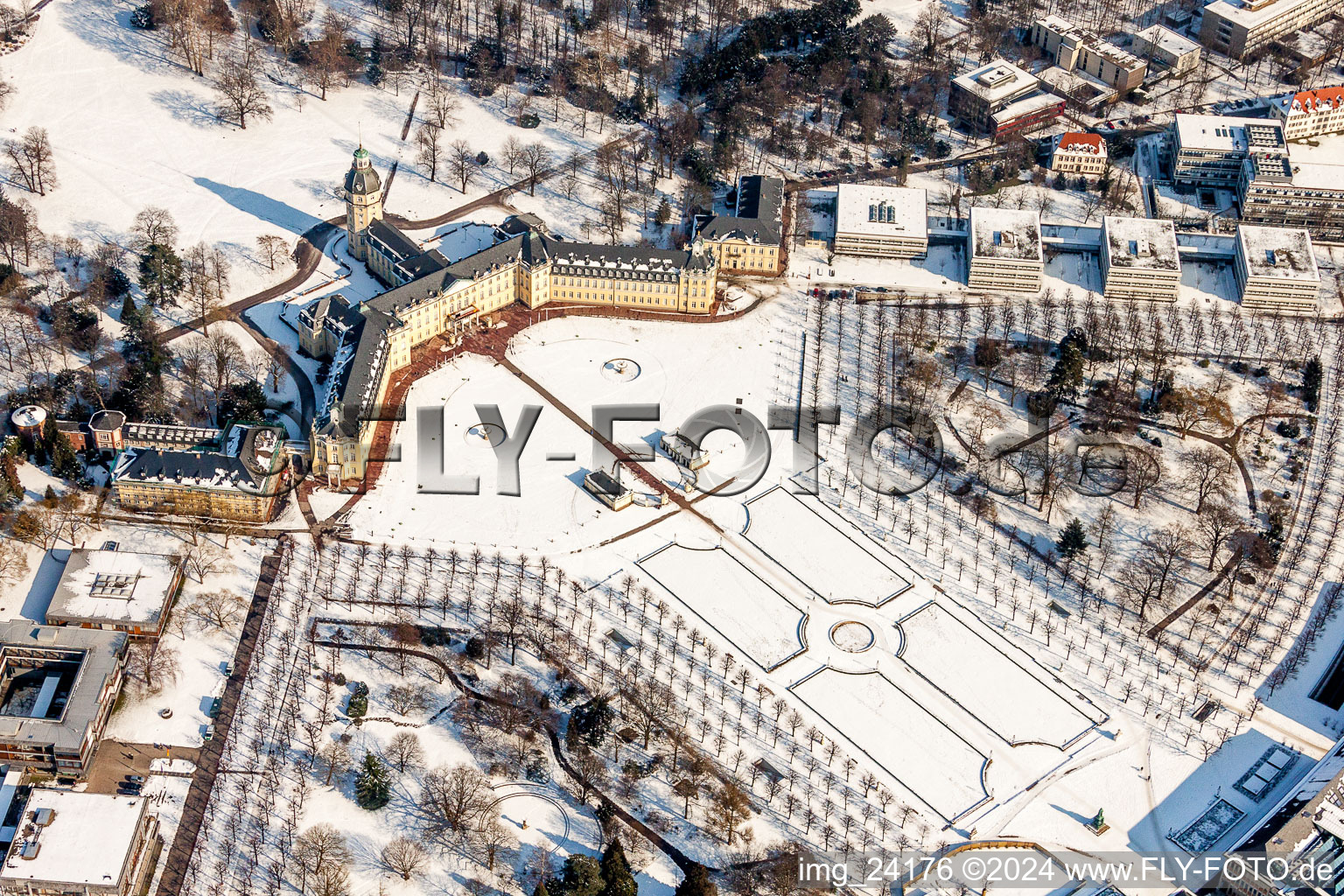 Parc du château enneigé en hiver du château Karlsruhe à le quartier Innenstadt-West in Karlsruhe dans le département Bade-Wurtemberg, Allemagne hors des airs