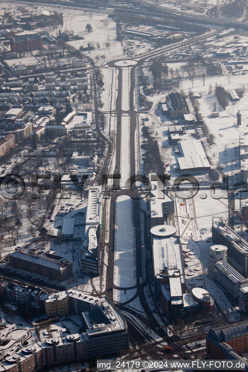 Vue aérienne de Kriegsstrasse Est à le quartier Südstadt in Karlsruhe dans le département Bade-Wurtemberg, Allemagne