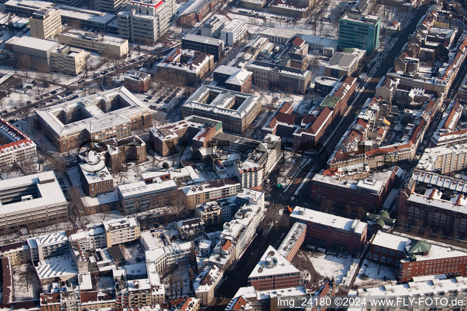 Vue aérienne de Kaiserstrasse Kronenplatz à le quartier Innenstadt-Ost in Karlsruhe dans le département Bade-Wurtemberg, Allemagne