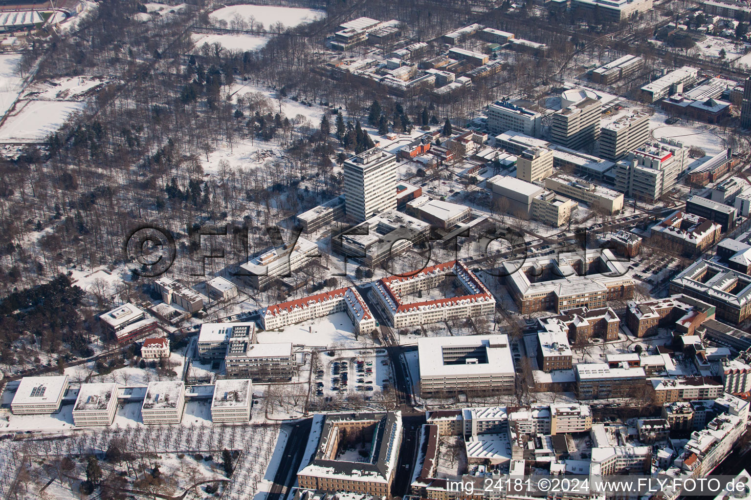 Vue aérienne de KIT, Campus TH à le quartier Innenstadt-Ost in Karlsruhe dans le département Bade-Wurtemberg, Allemagne