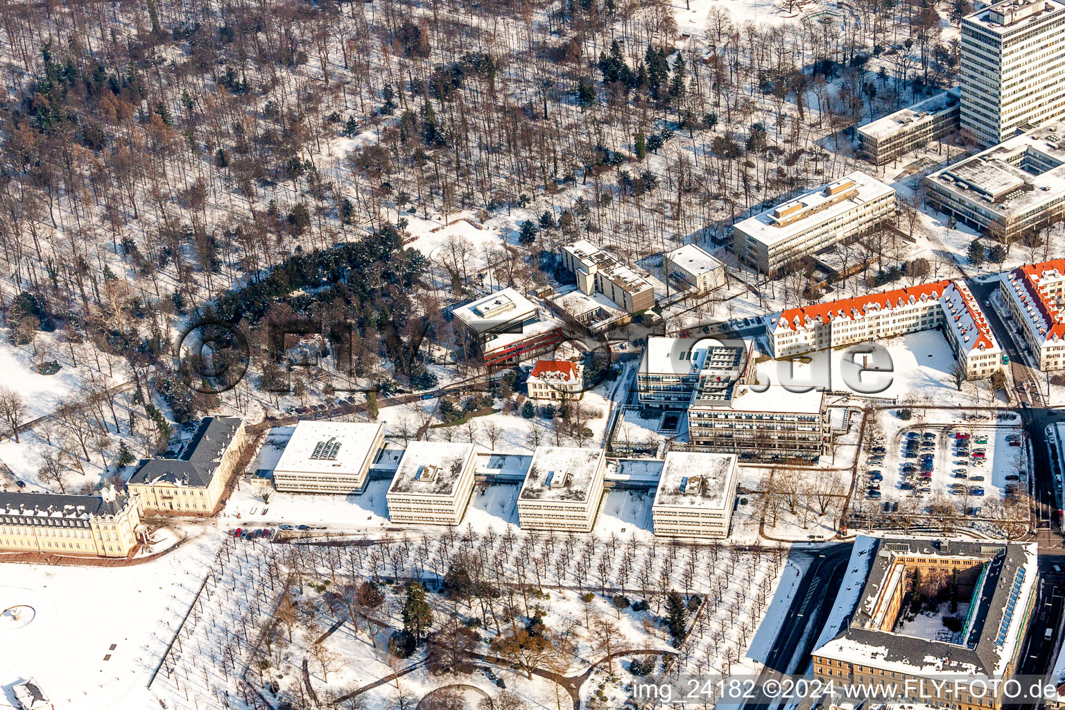 Vue aérienne de Campus enneigé en hiver de l'Université des Sciences Appliquées KIT Campus Sud (Karlsruhe Institute of Technology) à le quartier Innenstadt-Ost in Karlsruhe dans le département Bade-Wurtemberg, Allemagne