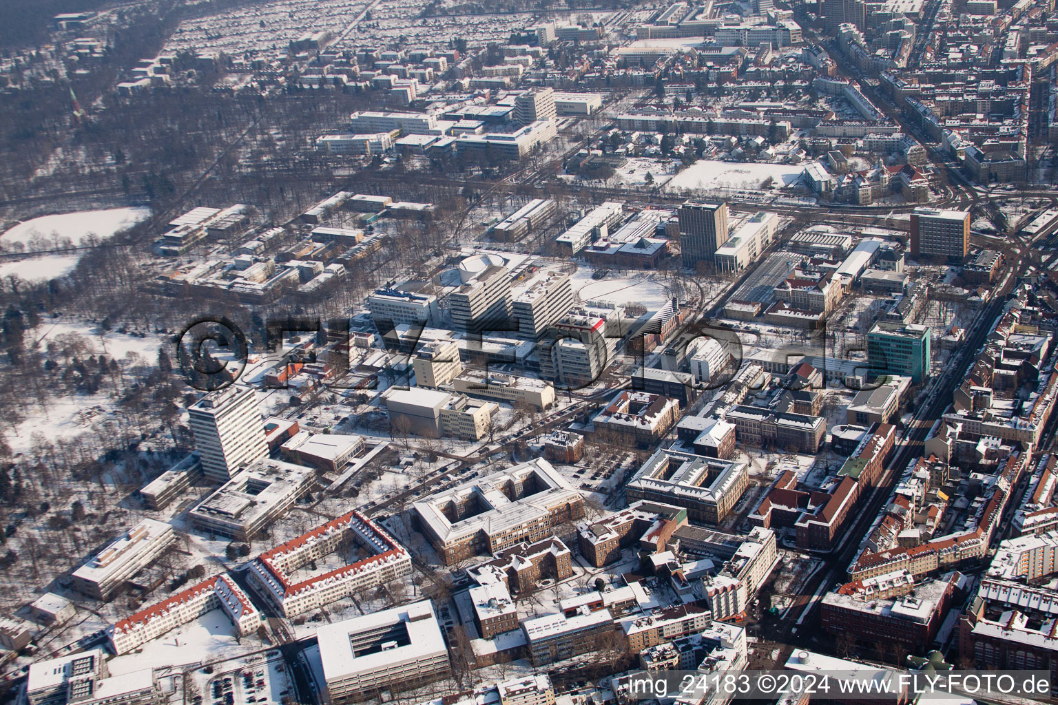 Vue aérienne de KIT, Campus TH à le quartier Innenstadt-Ost in Karlsruhe dans le département Bade-Wurtemberg, Allemagne