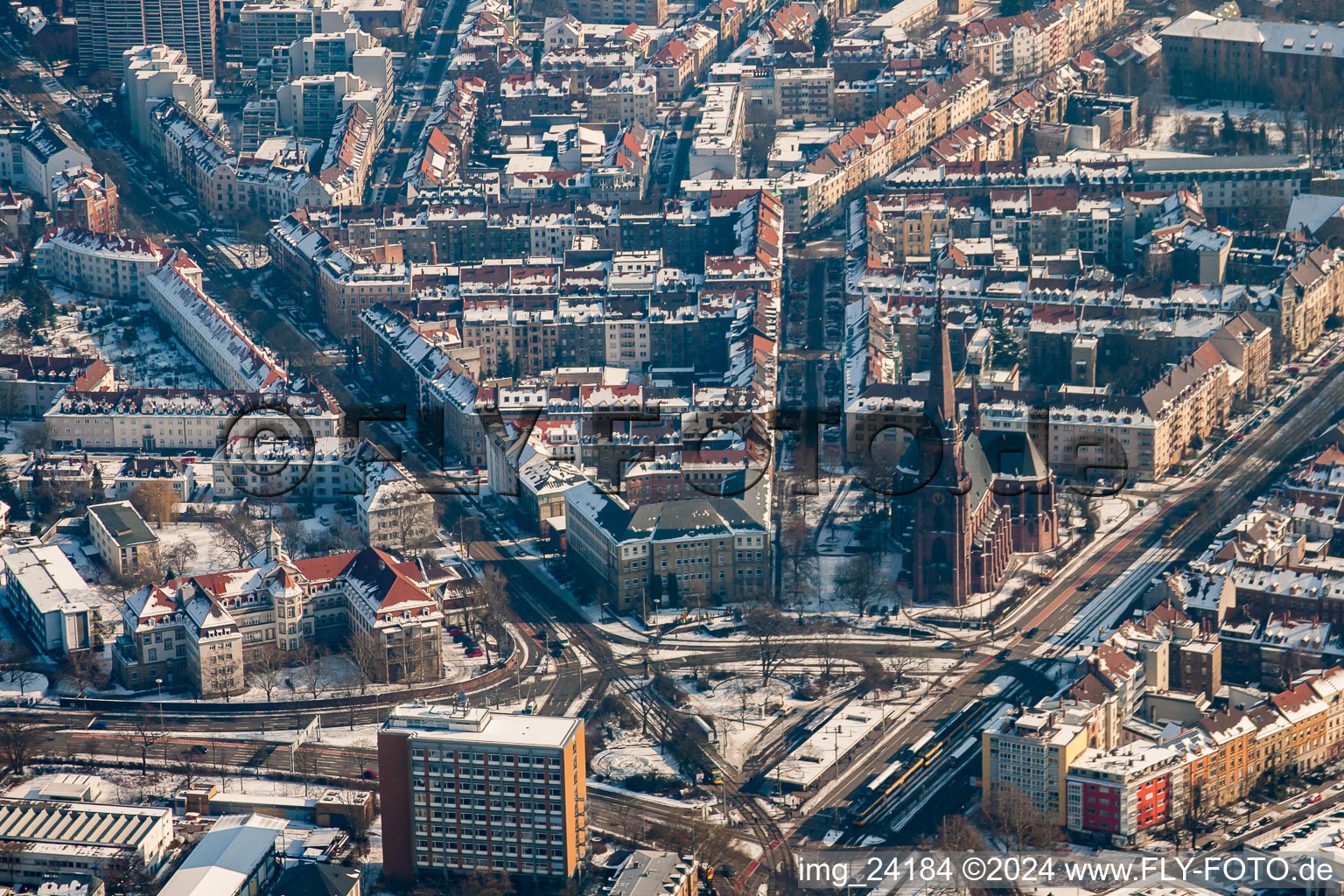 Vue aérienne de Porte Durlach à le quartier Oststadt in Karlsruhe dans le département Bade-Wurtemberg, Allemagne