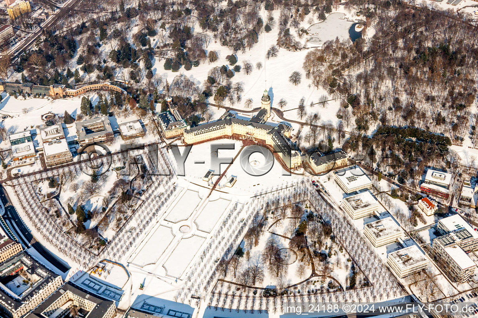 Parc du château enneigé en hiver du château Karlsruhe à le quartier Innenstadt-West in Karlsruhe dans le département Bade-Wurtemberg, Allemagne vue d'en haut