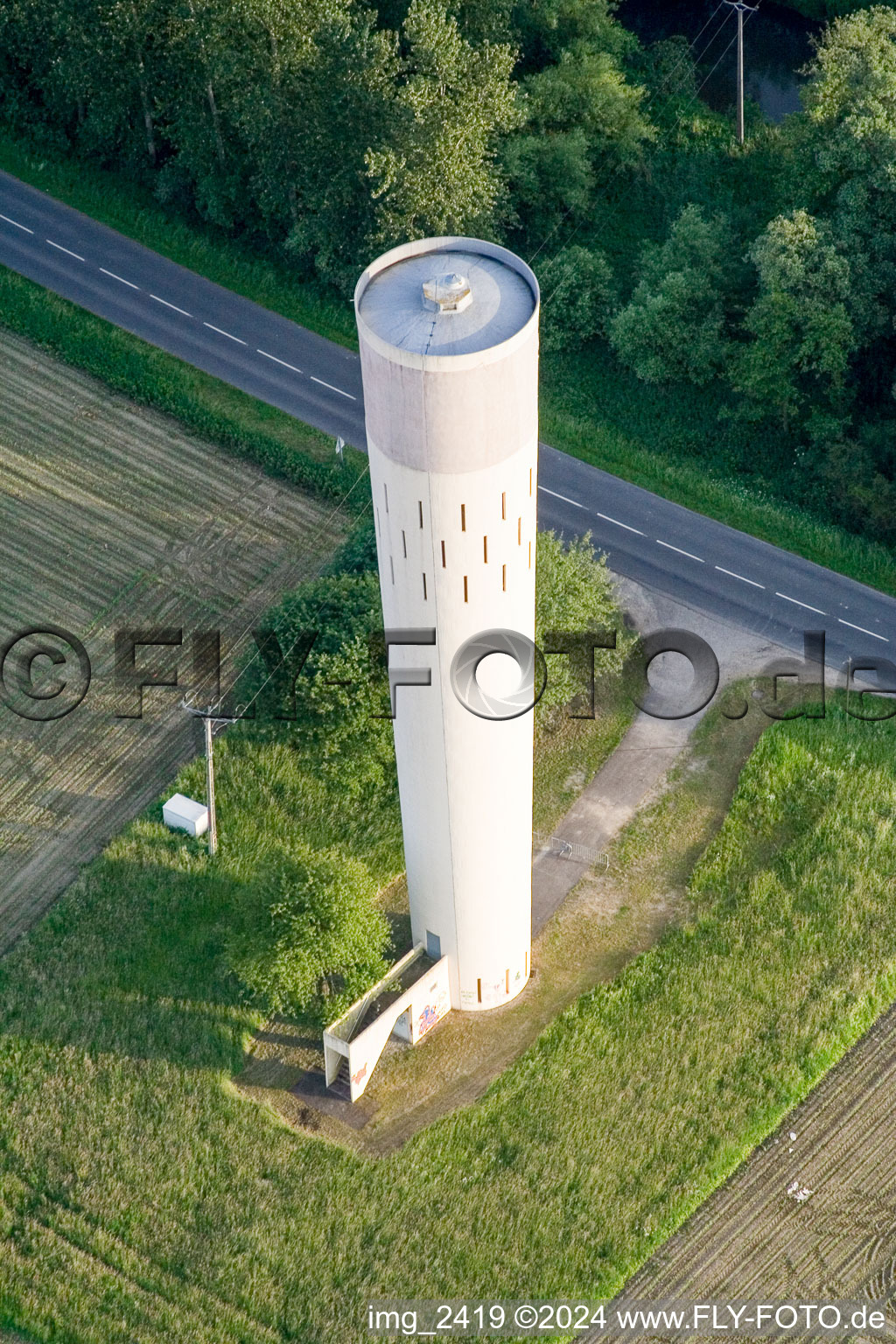 Vue aérienne de Château d'eau à Beinheim dans le département Bas Rhin, France