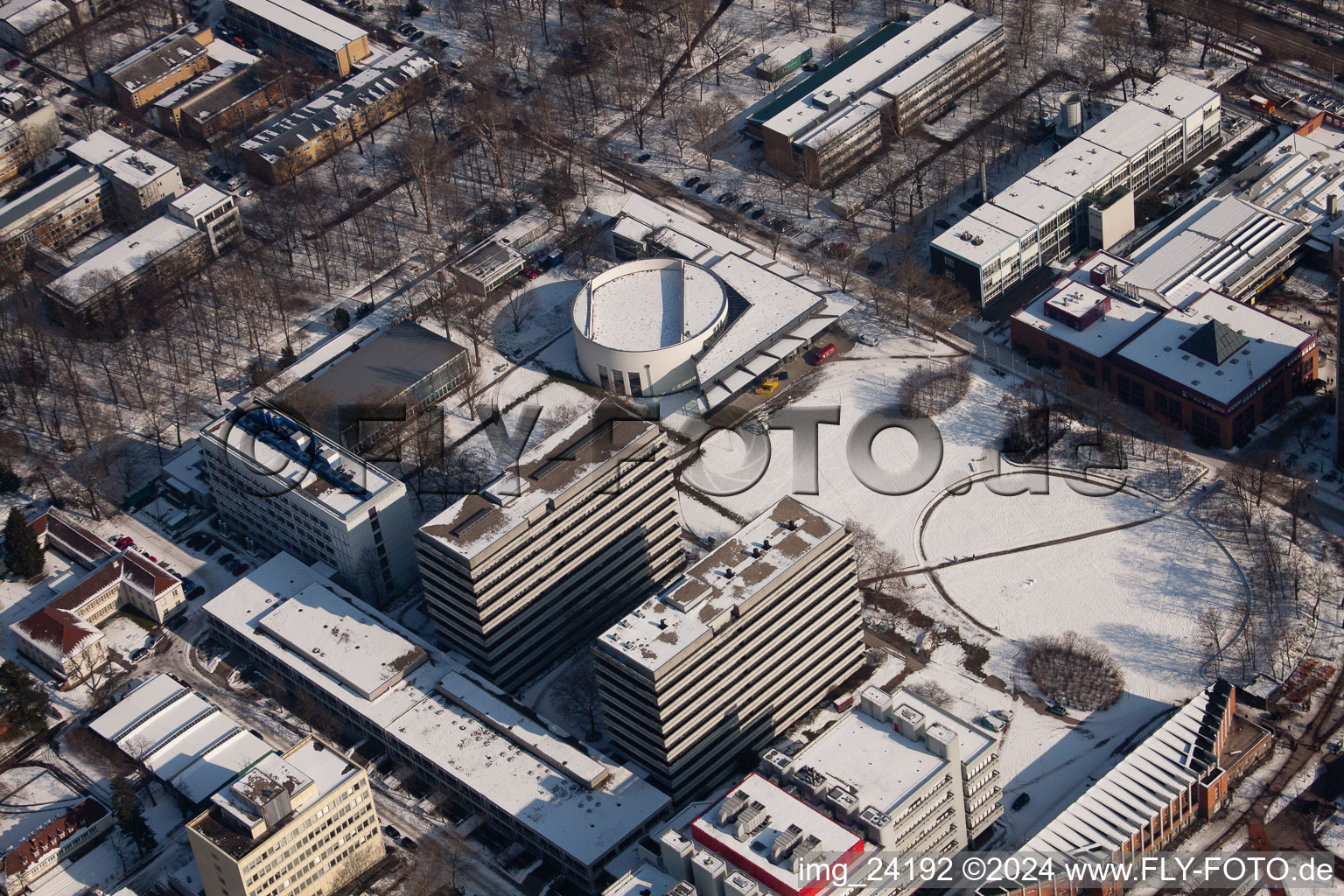 Vue aérienne de Institut de technologie de Karlsruhe (TH) Cafétéria de droite, sous le stade le plus ancien à le quartier Innenstadt-Ost in Karlsruhe dans le département Bade-Wurtemberg, Allemagne