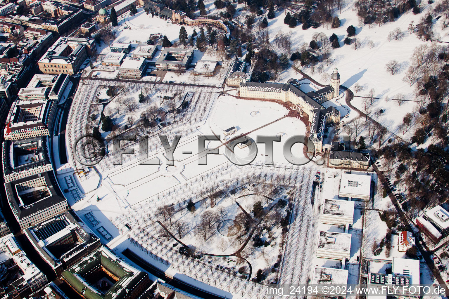 Vue aérienne de Neige hivernale dans le parc du château de Karlsruhe Castle am Zirkel à le quartier Innenstadt-West in Karlsruhe dans le département Bade-Wurtemberg, Allemagne