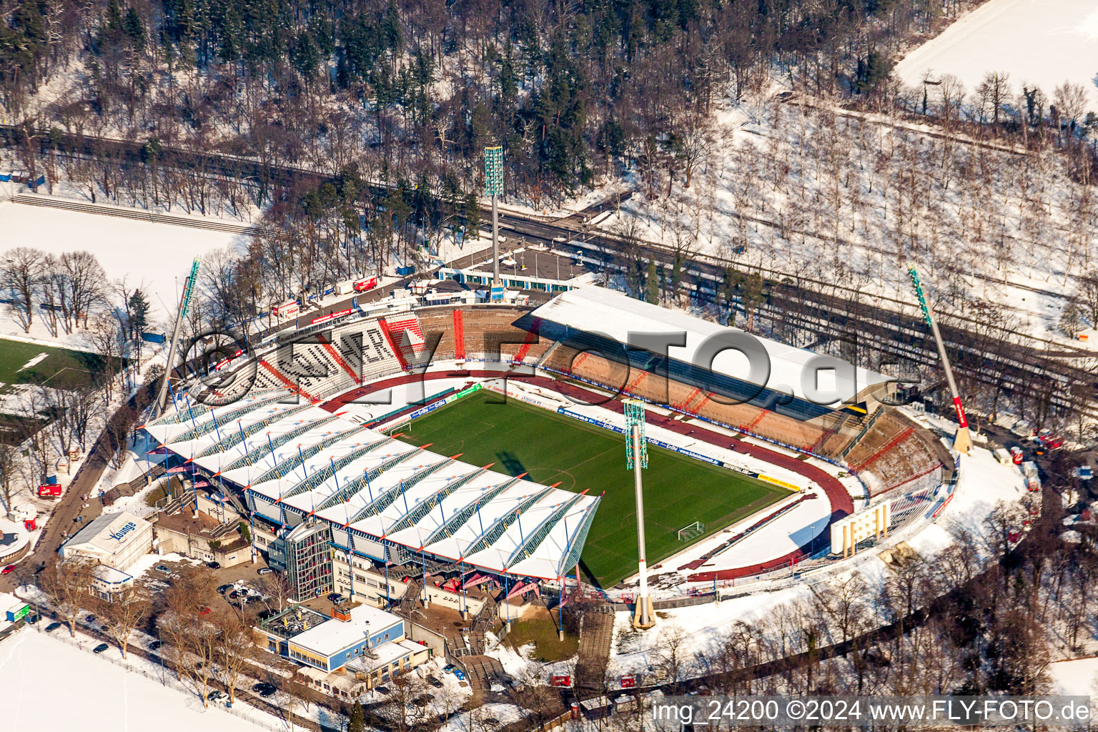 Vue aérienne de Terrains de sport enneigés d'hiver de l'arène du stade KSC Wildparkstadion à le quartier Innenstadt-Ost in Karlsruhe dans le département Bade-Wurtemberg, Allemagne