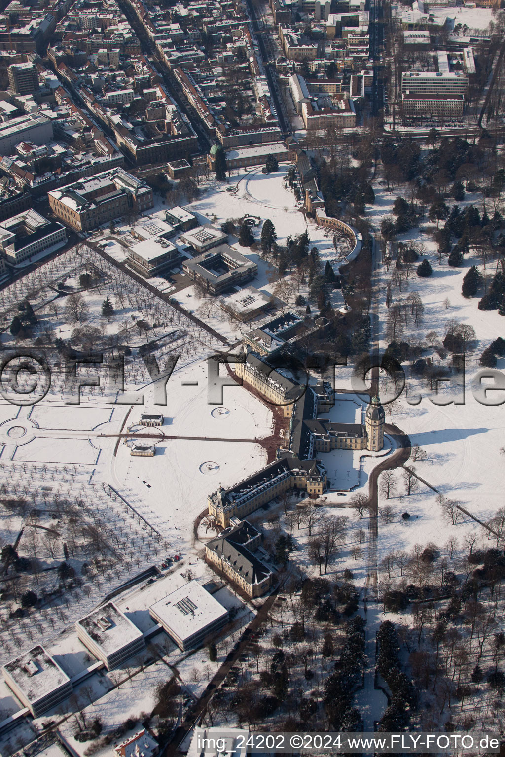 Verrouillage à le quartier Innenstadt-West in Karlsruhe dans le département Bade-Wurtemberg, Allemagne du point de vue du drone