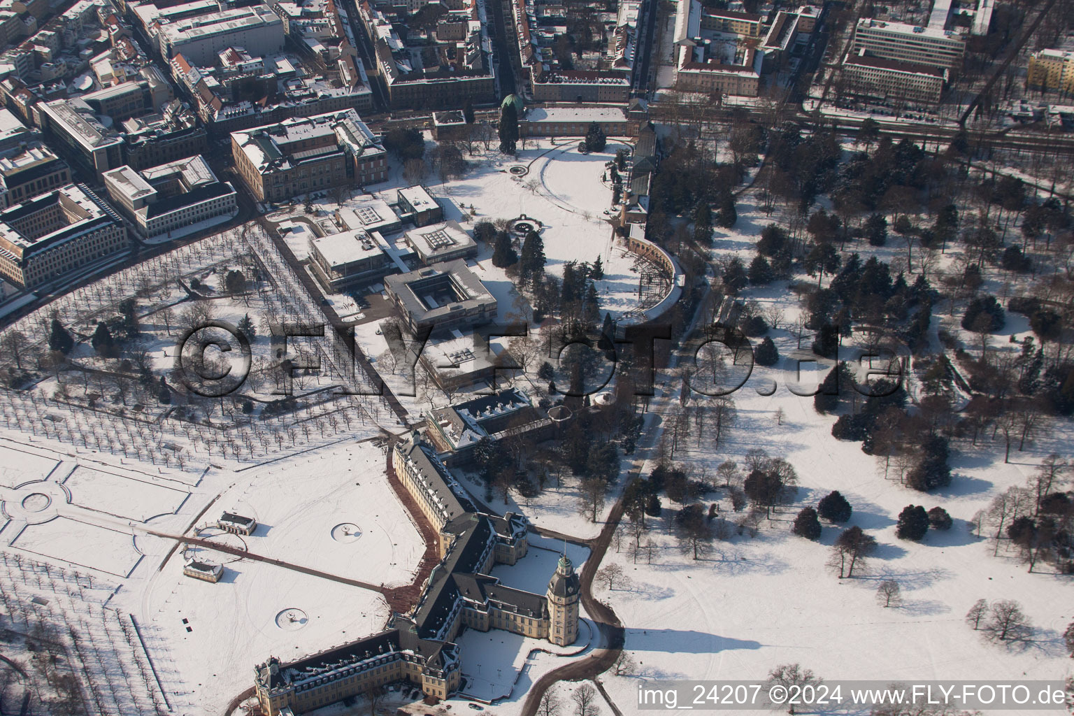 Vue aérienne de Cour constitutionnelle fédérale à le quartier Innenstadt-West in Karlsruhe dans le département Bade-Wurtemberg, Allemagne