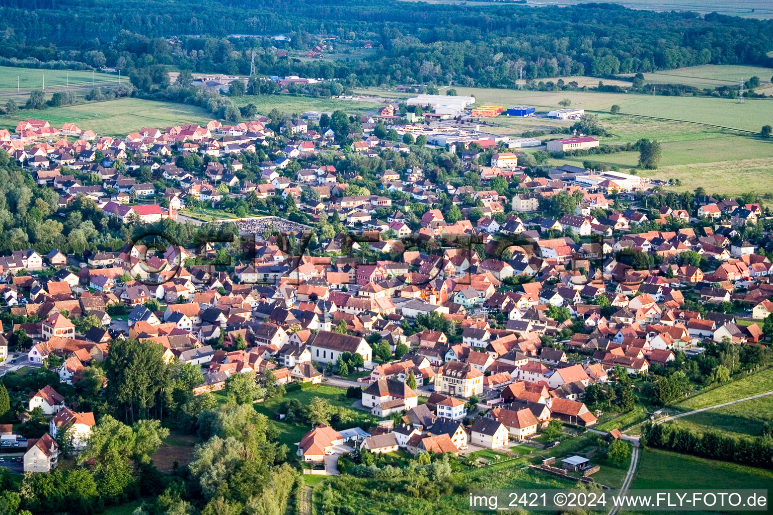 Vue aérienne de Vue sur le village à Beinheim dans le département Bas Rhin, France