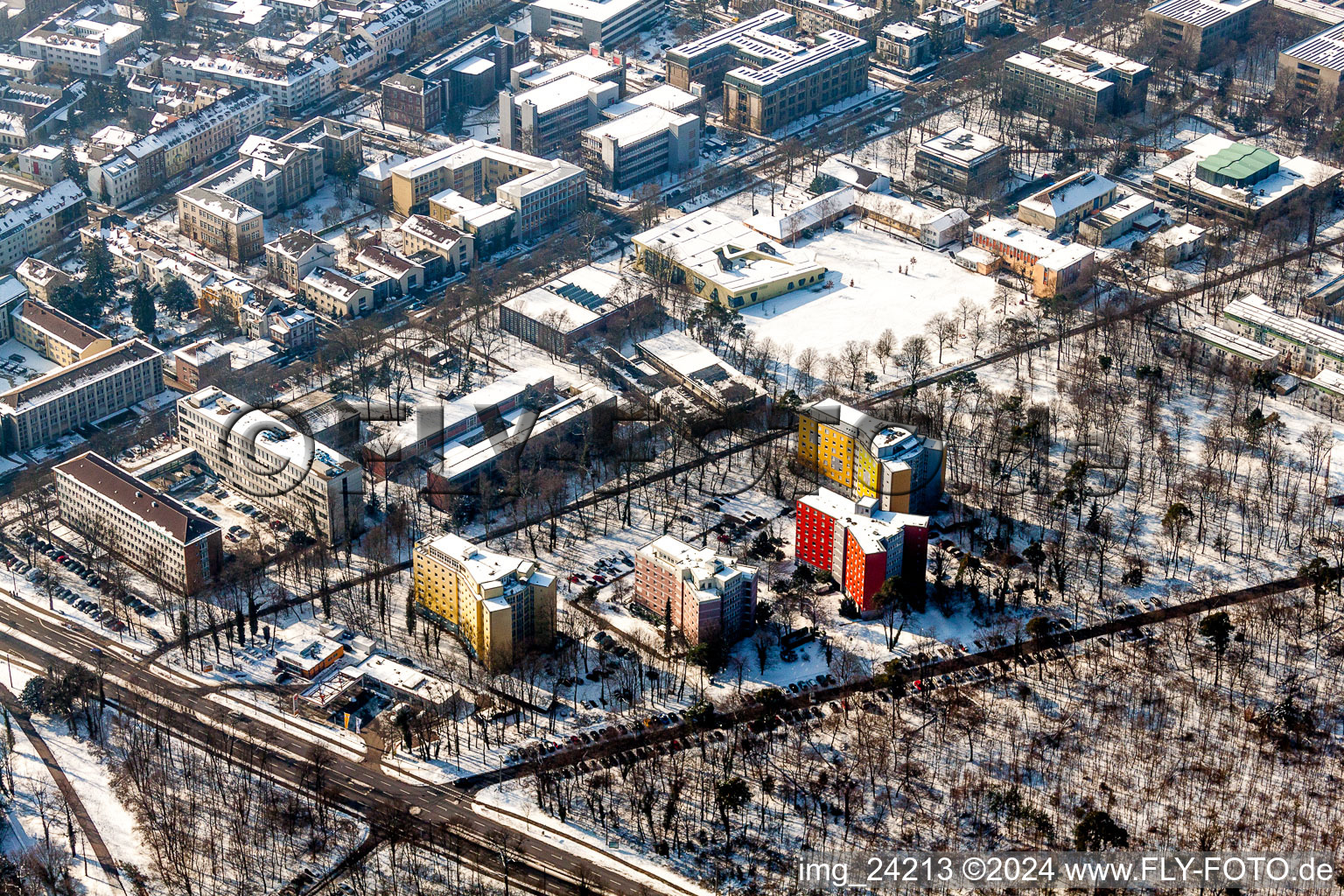 Vue aérienne de Hiver, campus enneigé de l'Université des Sciences Appliquées Karlsruhe – Technologie et Commerce et dortoirs d'étudiants à le quartier Innenstadt-West in Karlsruhe dans le département Bade-Wurtemberg, Allemagne