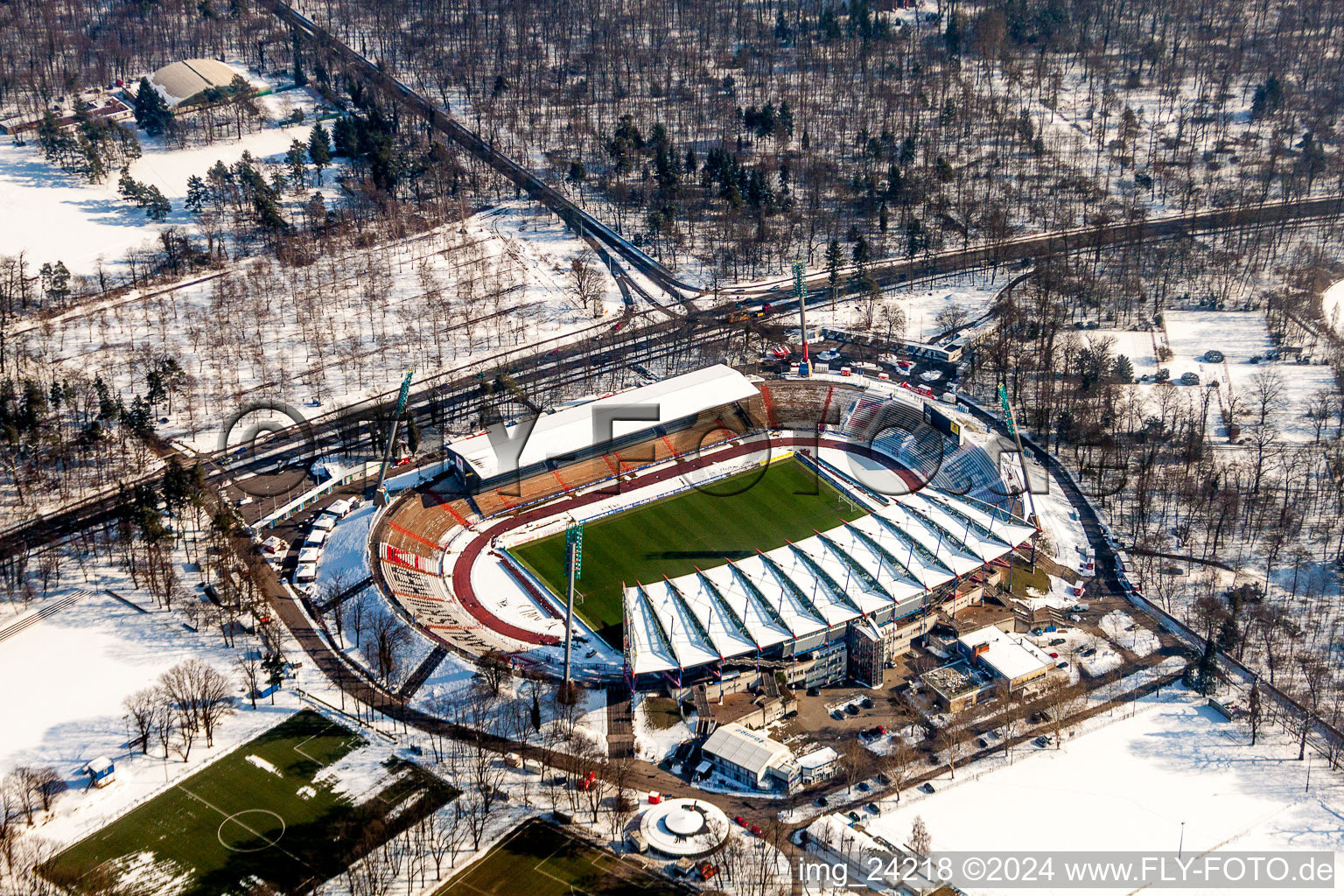 Vue aérienne de Stade du parc de football enneigé du club KSC en hiver à le quartier Innenstadt-Ost in Karlsruhe dans le département Bade-Wurtemberg, Allemagne