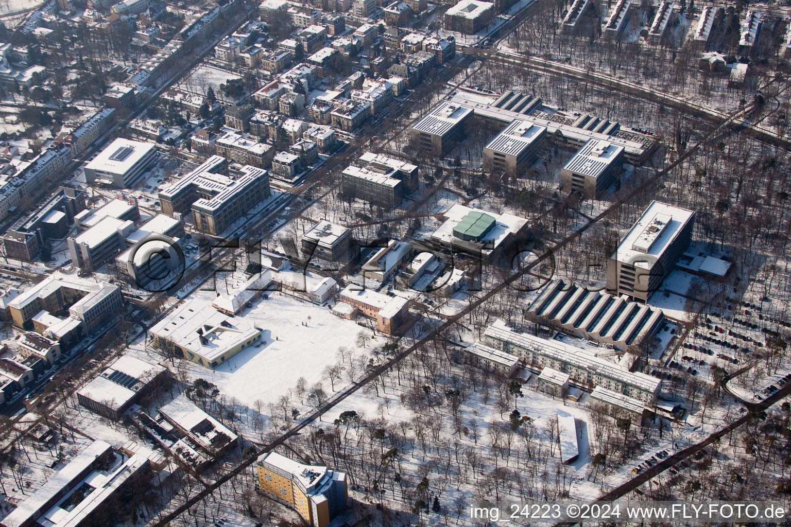 Vue aérienne de Université des Sciences Appliquées à le quartier Innenstadt-West in Karlsruhe dans le département Bade-Wurtemberg, Allemagne