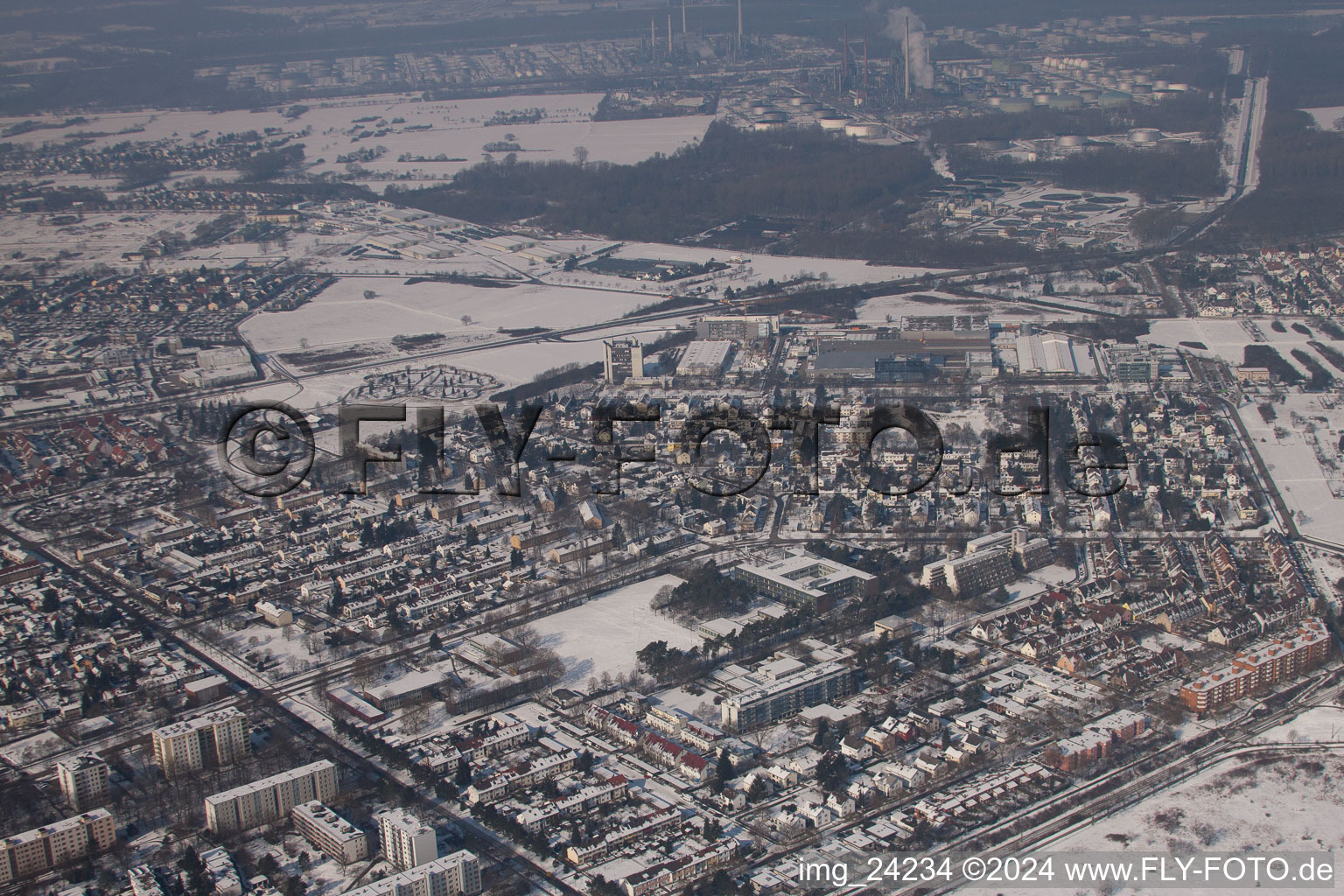 Vue oblique de De l'est à le quartier Nordweststadt in Karlsruhe dans le département Bade-Wurtemberg, Allemagne