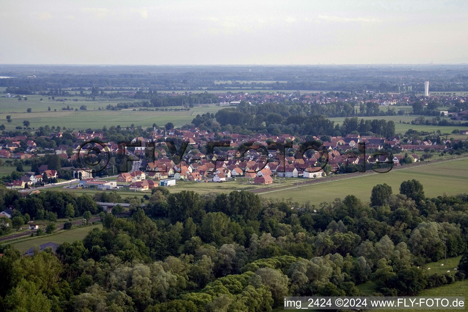 Vue aérienne de Du nord-ouest à Roppenheim dans le département Bas Rhin, France