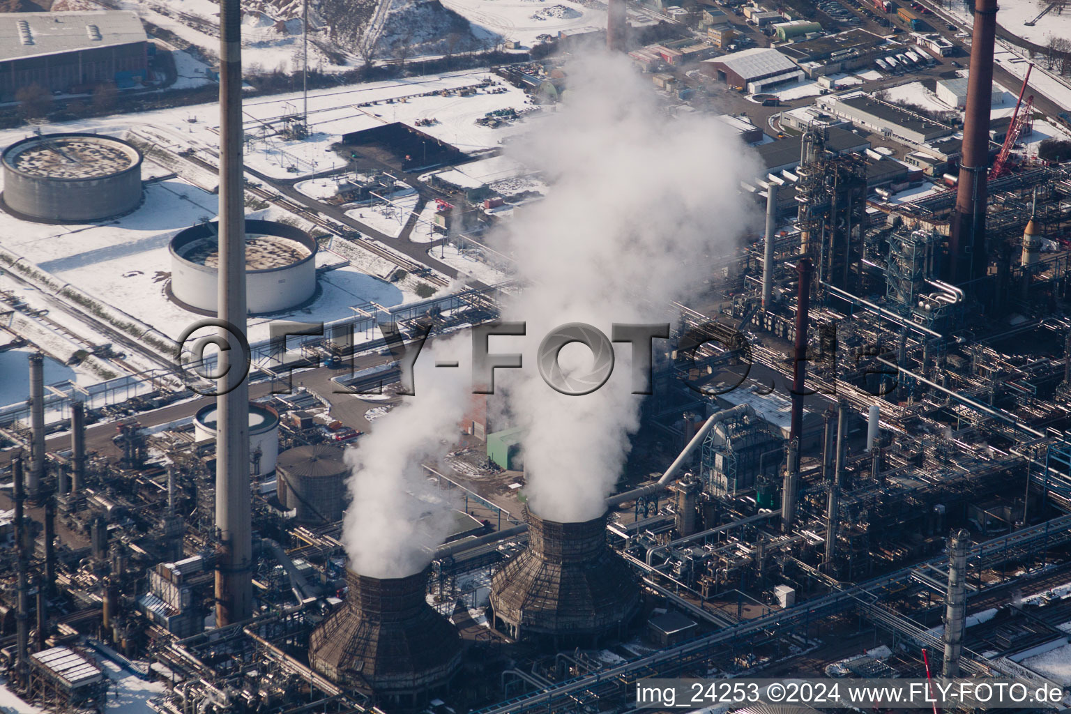 Usine d'huile minérale du Haut-Rhin à le quartier Knielingen in Karlsruhe dans le département Bade-Wurtemberg, Allemagne vue d'en haut