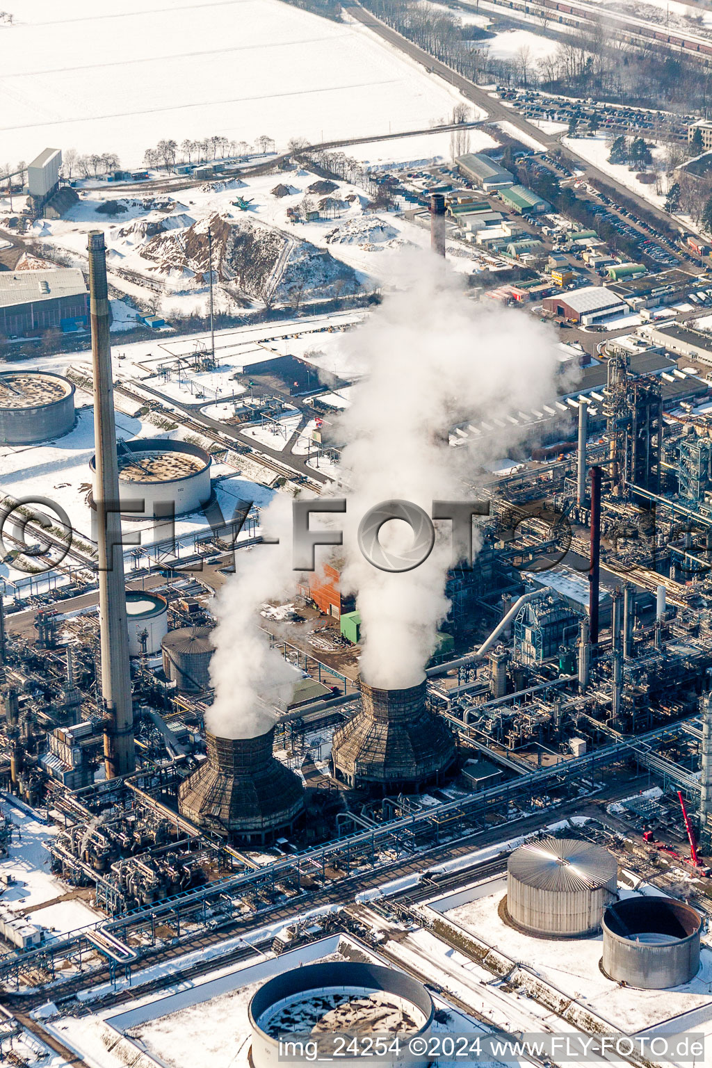 Photographie aérienne de Systèmes de raffinage et systèmes de canalisations enneigés dans les locaux du producteur d'huile minérale Mineralölraffinerie Oberrhein en hiver à le quartier Knielingen in Karlsruhe dans le département Bade-Wurtemberg, Allemagne