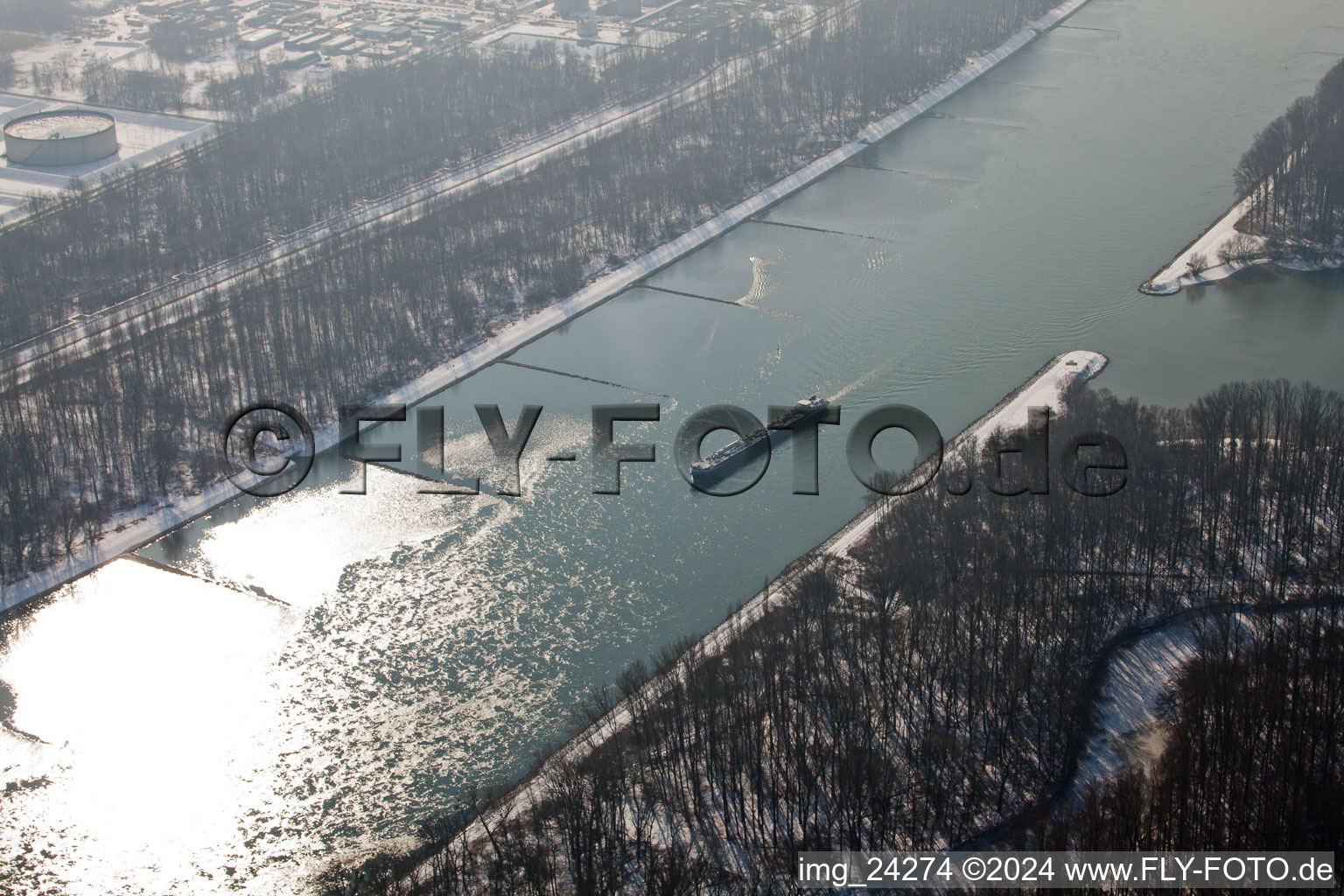 Vue aérienne de Le Rhin en hiver à le quartier Knielingen in Karlsruhe dans le département Bade-Wurtemberg, Allemagne