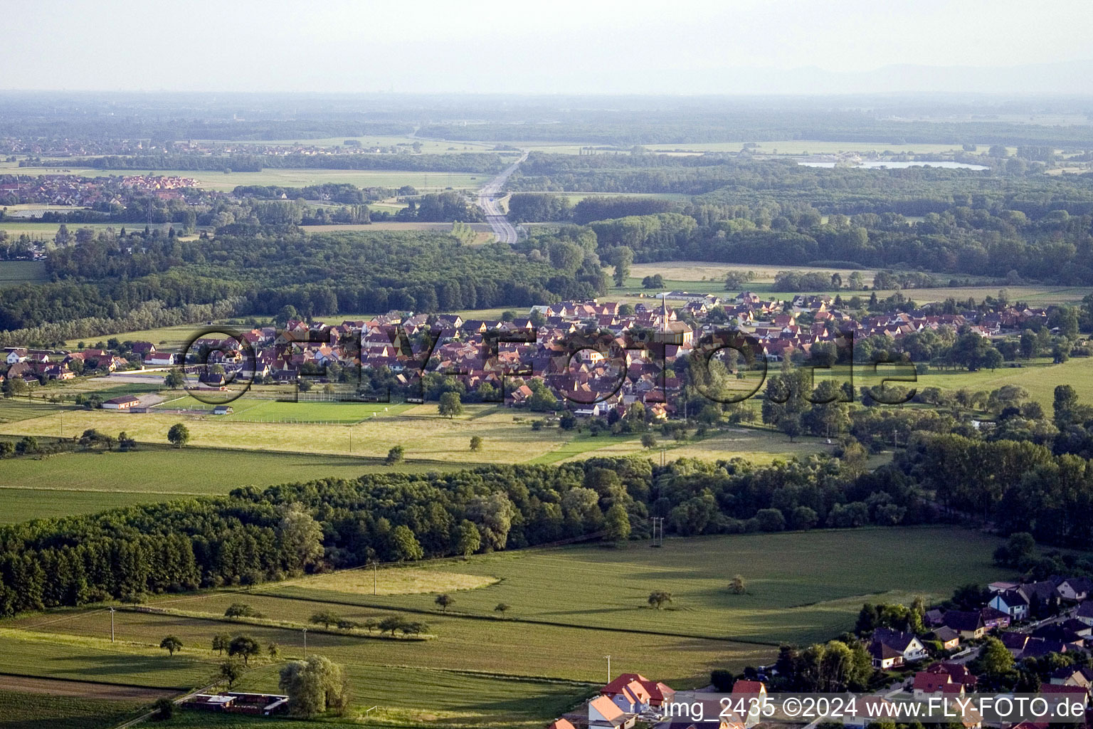 Vue aérienne de De l'ouest à Roppenheim dans le département Bas Rhin, France