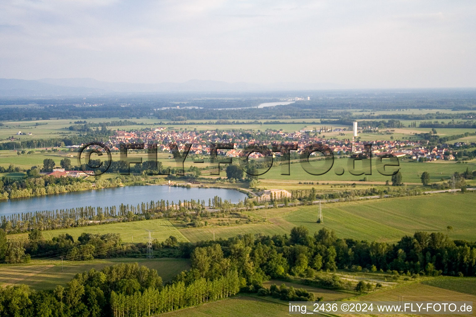 Vue aérienne de Röschwoog à Rœschwoog dans le département Bas Rhin, France