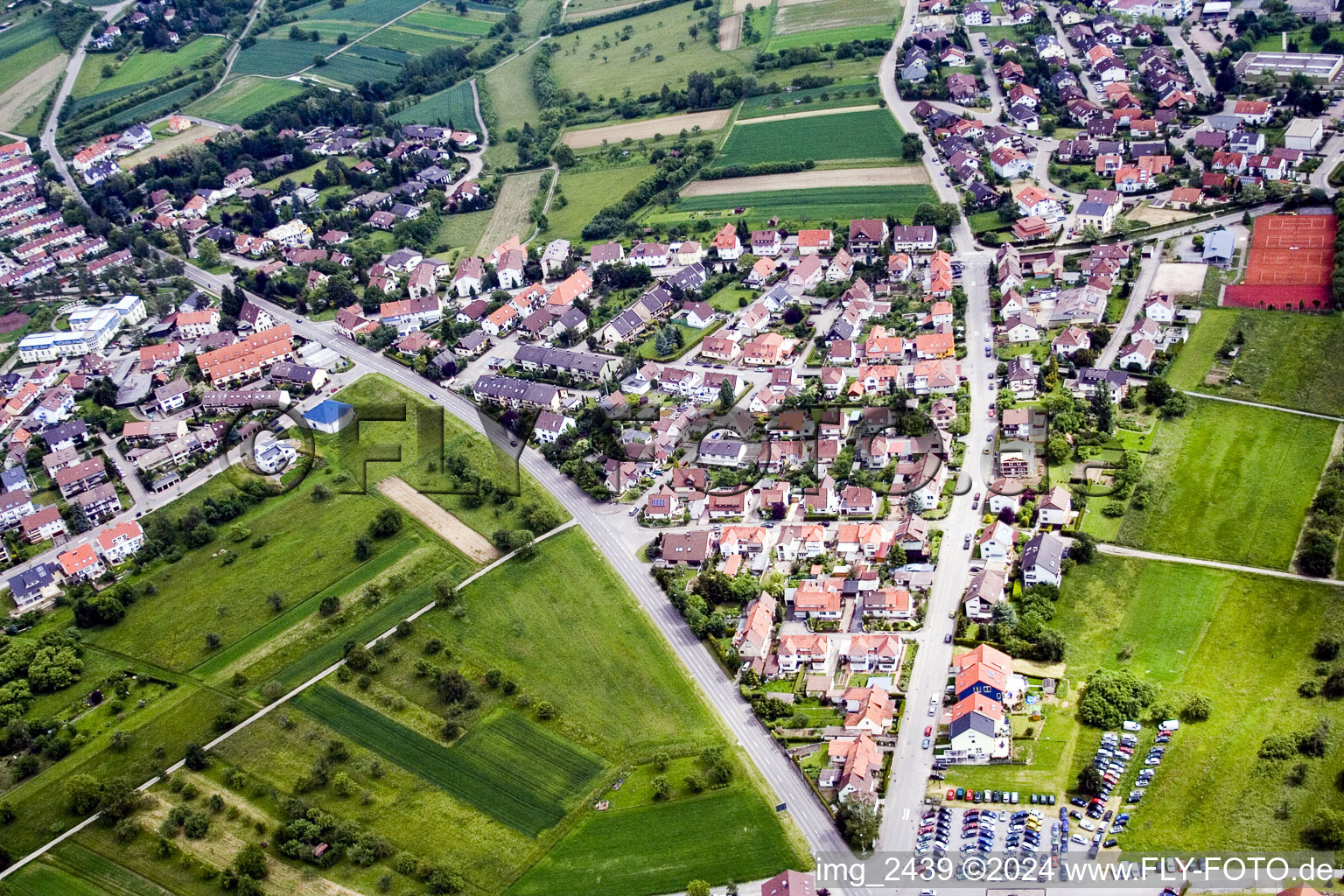 Vue aérienne de Vue des rues et des maisons des quartiers résidentiels à Birkenfeld dans le département Bade-Wurtemberg, Allemagne