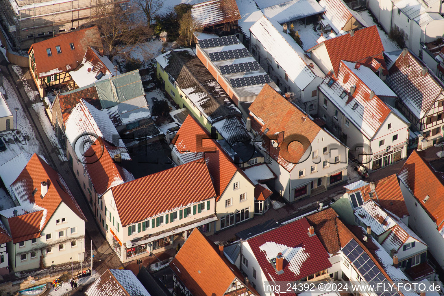 Rue Haupt à Kandel dans le département Rhénanie-Palatinat, Allemagne du point de vue du drone