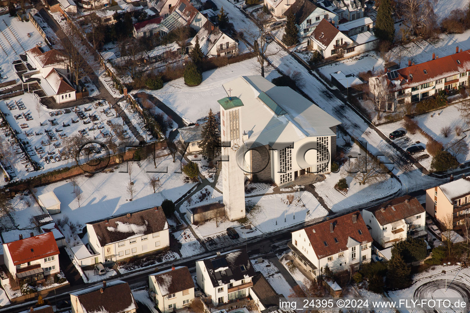 Vue aérienne de Église Saint-Pie à Kandel dans le département Rhénanie-Palatinat, Allemagne