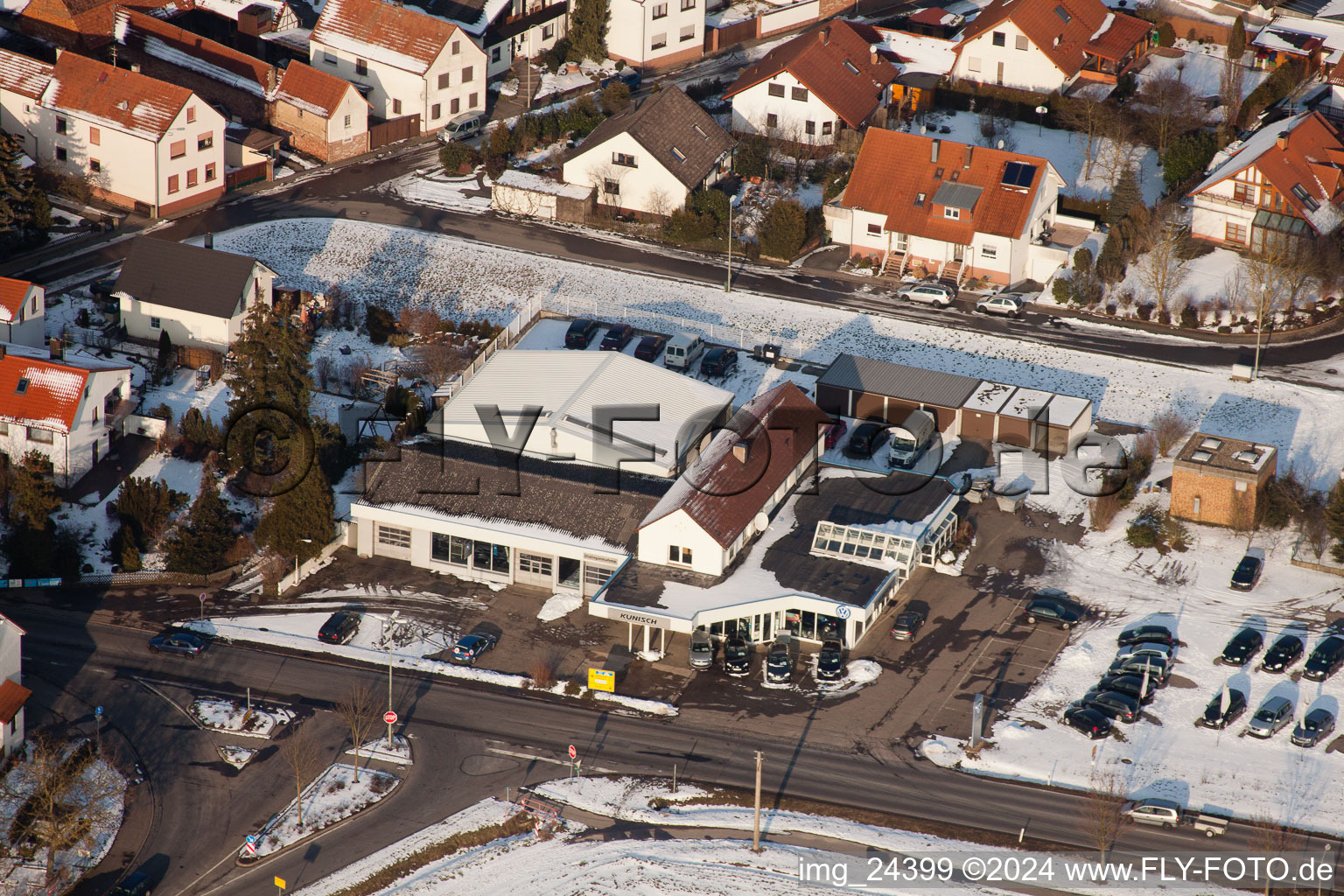 Vue aérienne de Concessionnaire automobile VW Kunisch à le quartier Minderslachen in Kandel dans le département Rhénanie-Palatinat, Allemagne