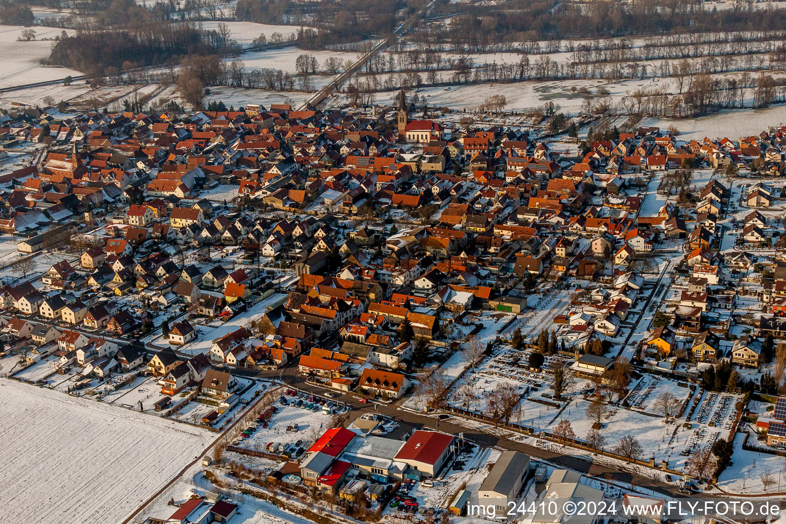 Vue aérienne de Village enneigé d'hiver - vue à Steinweiler dans le département Rhénanie-Palatinat, Allemagne