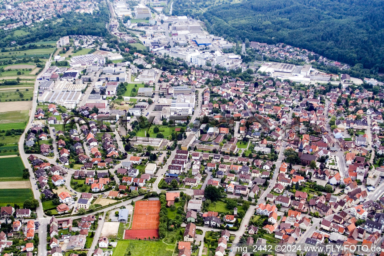 Photographie aérienne de Vue des rues et des maisons des quartiers résidentiels à Birkenfeld dans le département Bade-Wurtemberg, Allemagne