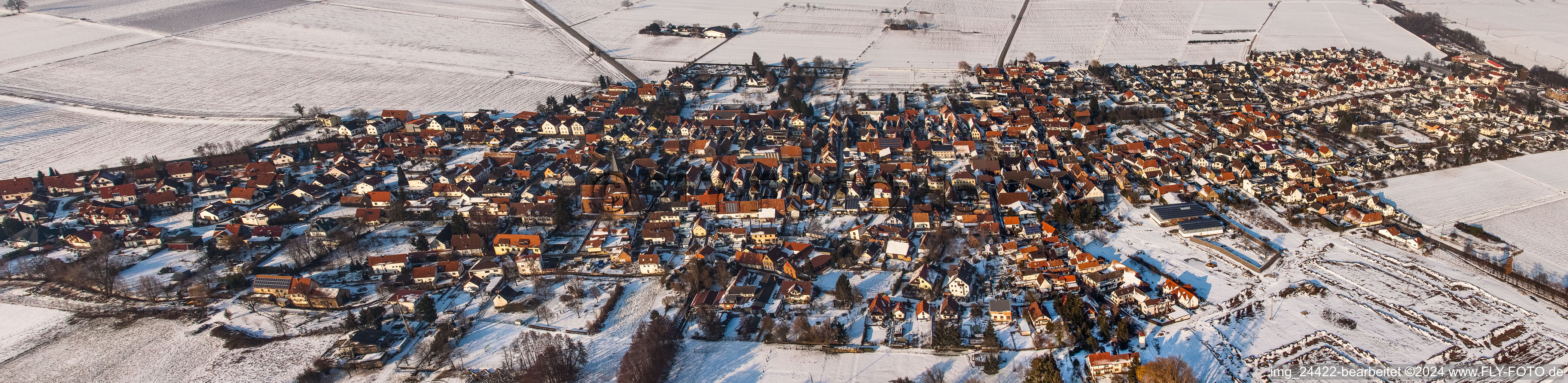 Vue aérienne de Panorama des champs agricoles et des terres agricoles enneigés en hiver à Rohrbach dans le département Rhénanie-Palatinat, Allemagne