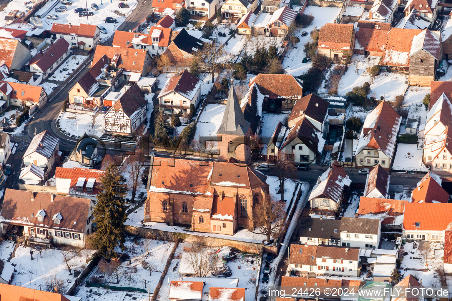 Vue aérienne de Bâtiments d'église enneigés en hiver au centre du village à Rohrbach dans le département Rhénanie-Palatinat, Allemagne