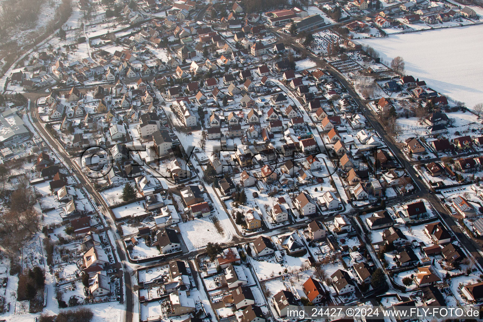 Vue aérienne de Vue hivernale enneigée des rues et des maisons des zones résidentielles à le quartier Ingenheim in Billigheim-Ingenheim dans le département Rhénanie-Palatinat, Allemagne