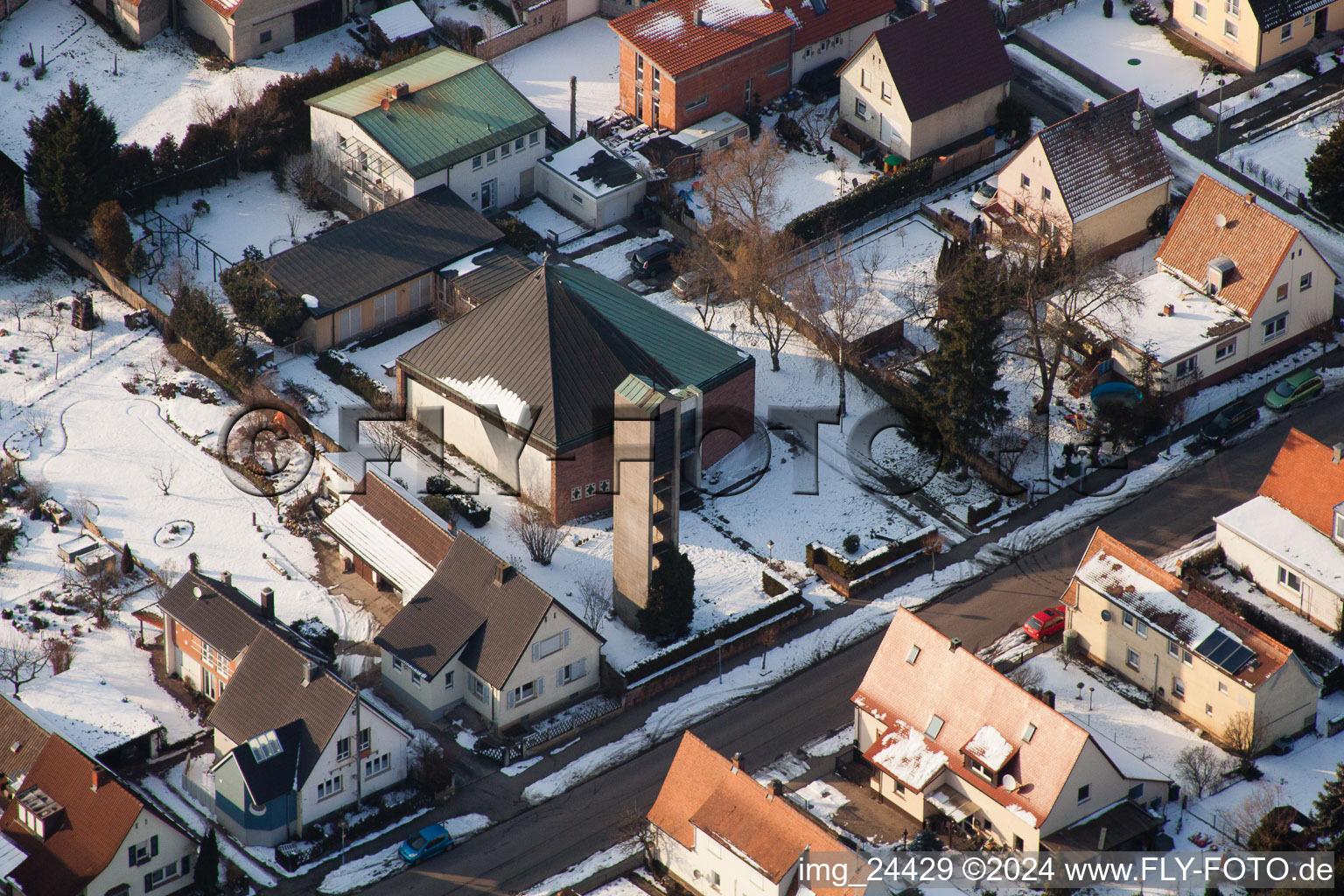 Vue aérienne de Vue hivernale enneigée des rues et des maisons des zones résidentielles à le quartier Ingenheim in Billigheim-Ingenheim dans le département Rhénanie-Palatinat, Allemagne