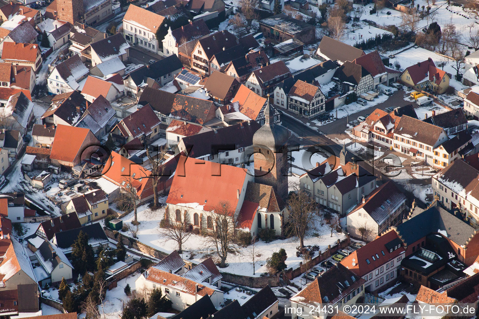 Photographie aérienne de Vue hivernale enneigée des rues et des maisons des zones résidentielles à le quartier Ingenheim in Billigheim-Ingenheim dans le département Rhénanie-Palatinat, Allemagne