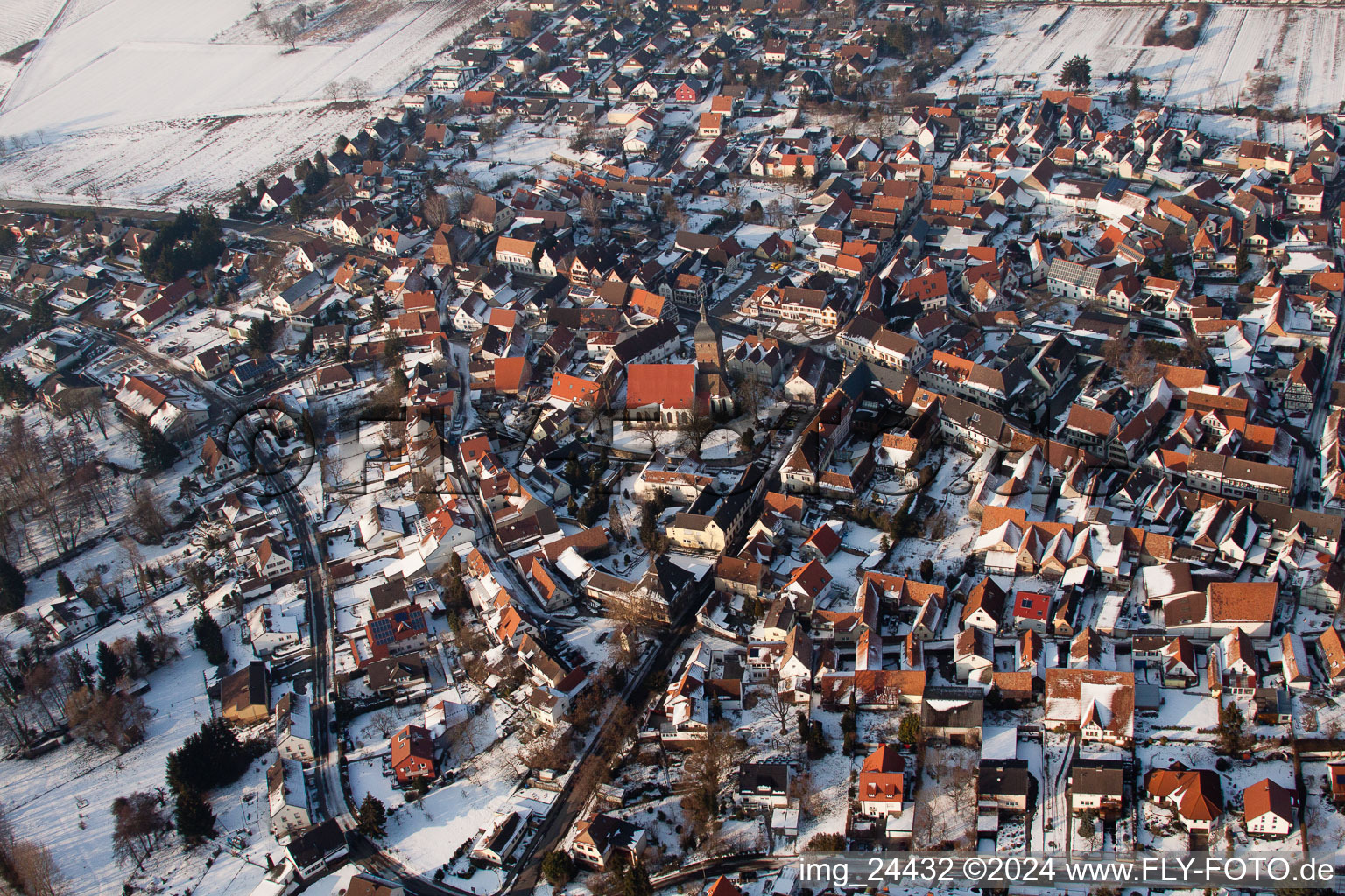 Vue oblique de Vue hivernale enneigée des rues et des maisons des zones résidentielles à le quartier Ingenheim in Billigheim-Ingenheim dans le département Rhénanie-Palatinat, Allemagne