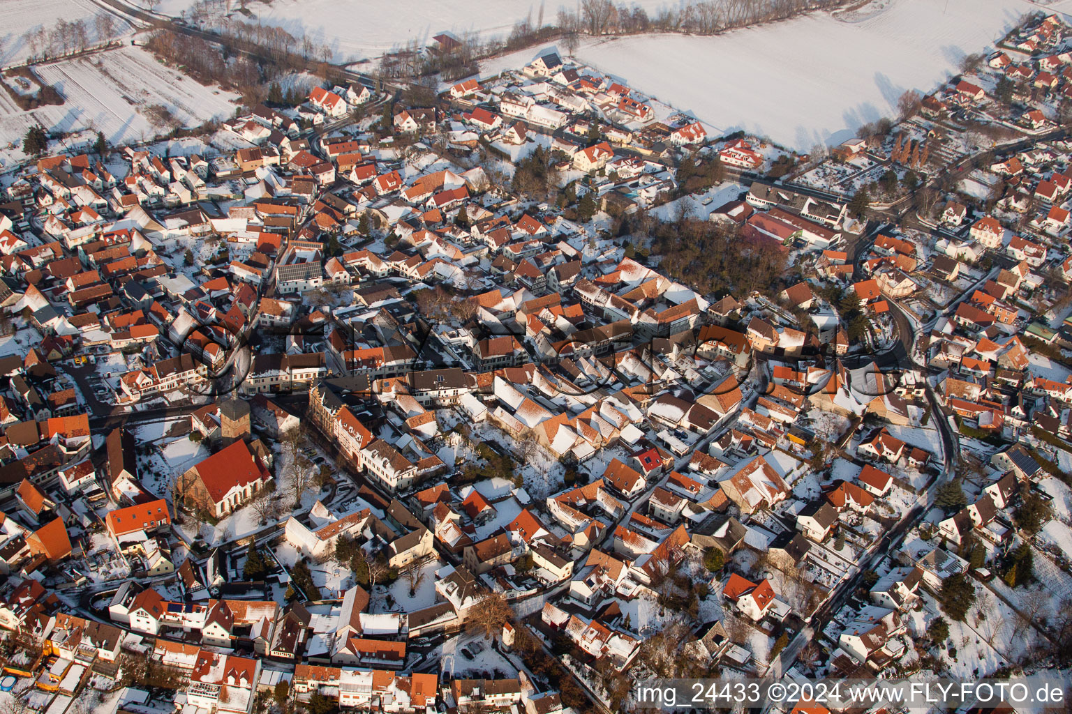 Vue aérienne de Vue hivernale enneigée des rues et des maisons des zones résidentielles à le quartier Billigheim in Billigheim-Ingenheim dans le département Rhénanie-Palatinat, Allemagne