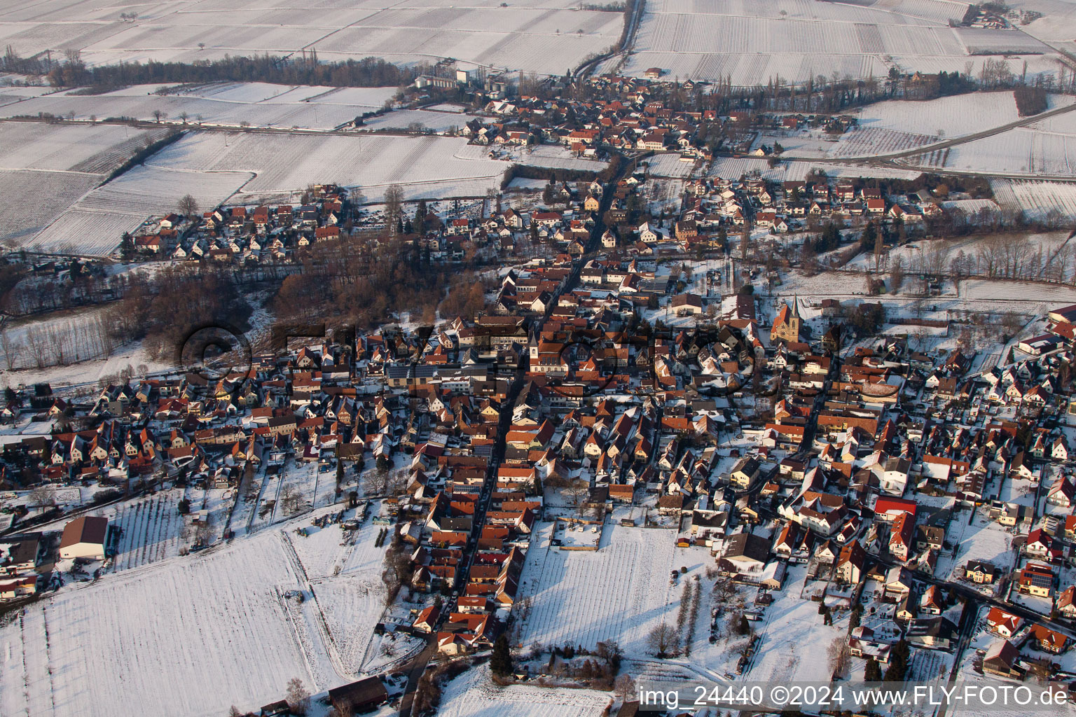 Vue hivernale enneigée des rues et des maisons des zones résidentielles à le quartier Ingenheim in Billigheim-Ingenheim dans le département Rhénanie-Palatinat, Allemagne d'en haut