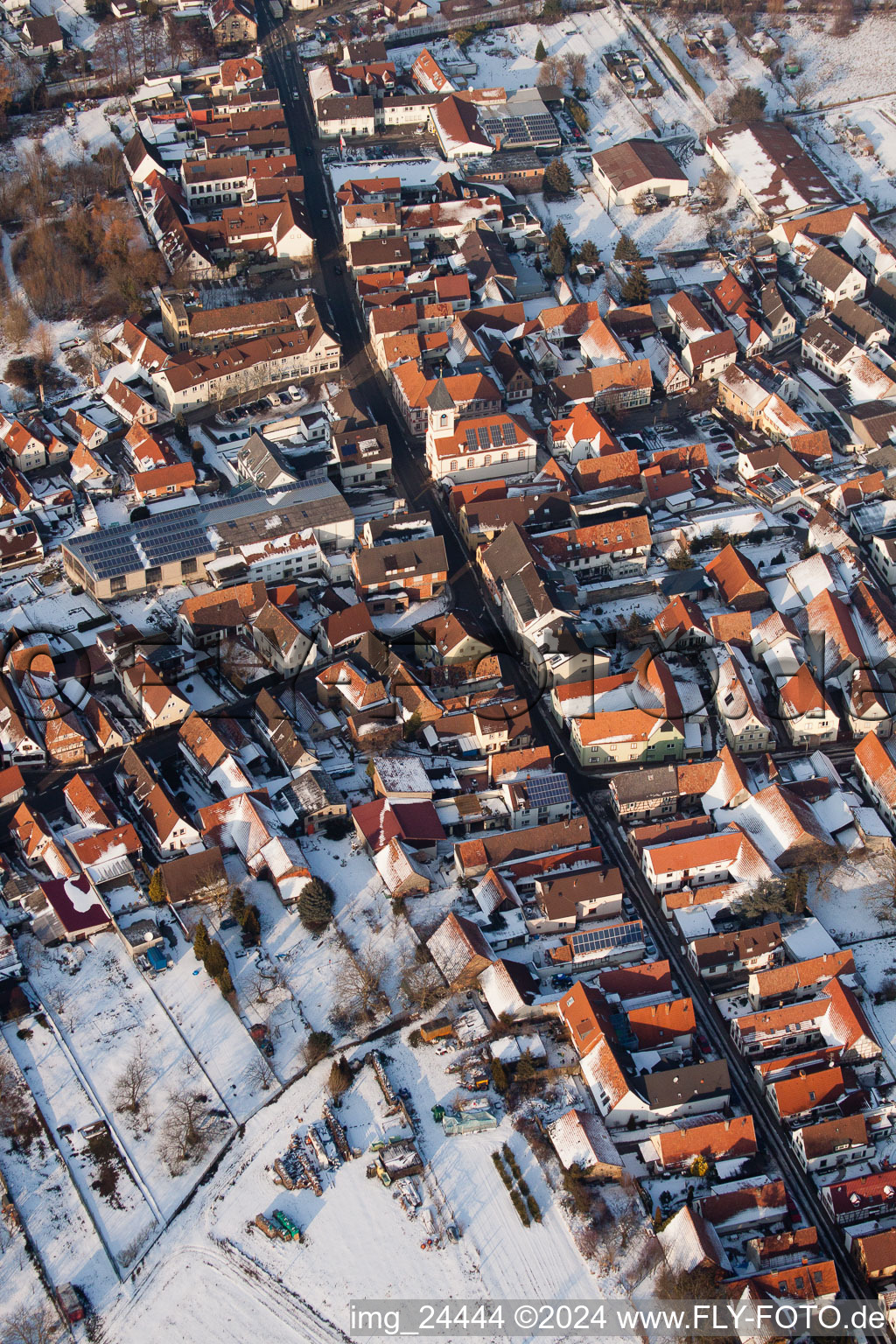 Vue hivernale enneigée des rues et des maisons des zones résidentielles à le quartier Ingenheim in Billigheim-Ingenheim dans le département Rhénanie-Palatinat, Allemagne vue d'en haut