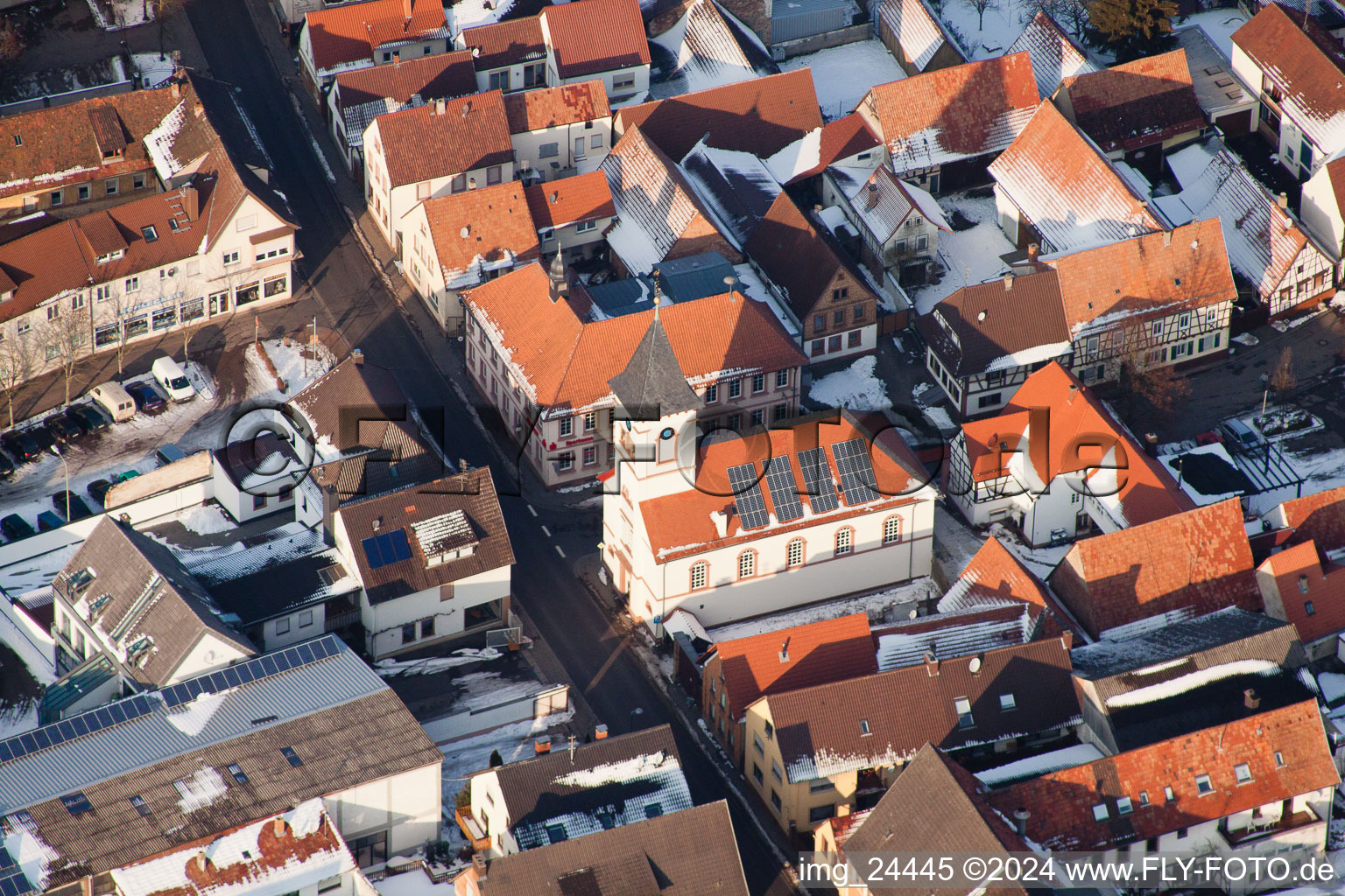 Vue hivernale enneigée des rues et des maisons des zones résidentielles à le quartier Ingenheim in Billigheim-Ingenheim dans le département Rhénanie-Palatinat, Allemagne depuis l'avion