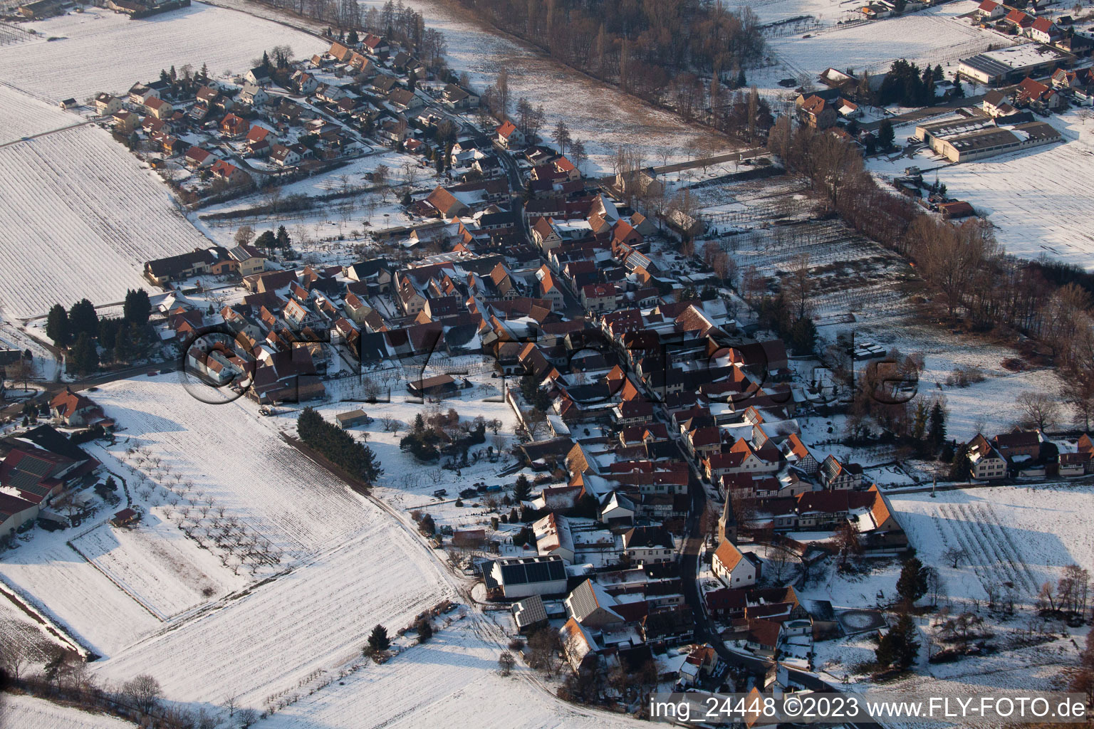 Vue aérienne de En hiver à le quartier Klingen in Heuchelheim-Klingen dans le département Rhénanie-Palatinat, Allemagne