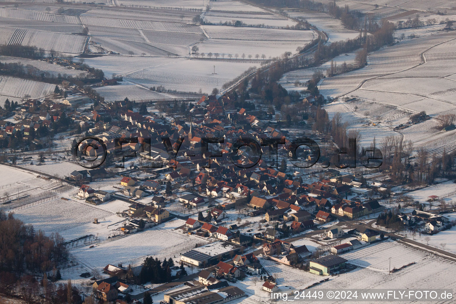 Vue aérienne de En hiver à le quartier Heuchelheim in Heuchelheim-Klingen dans le département Rhénanie-Palatinat, Allemagne