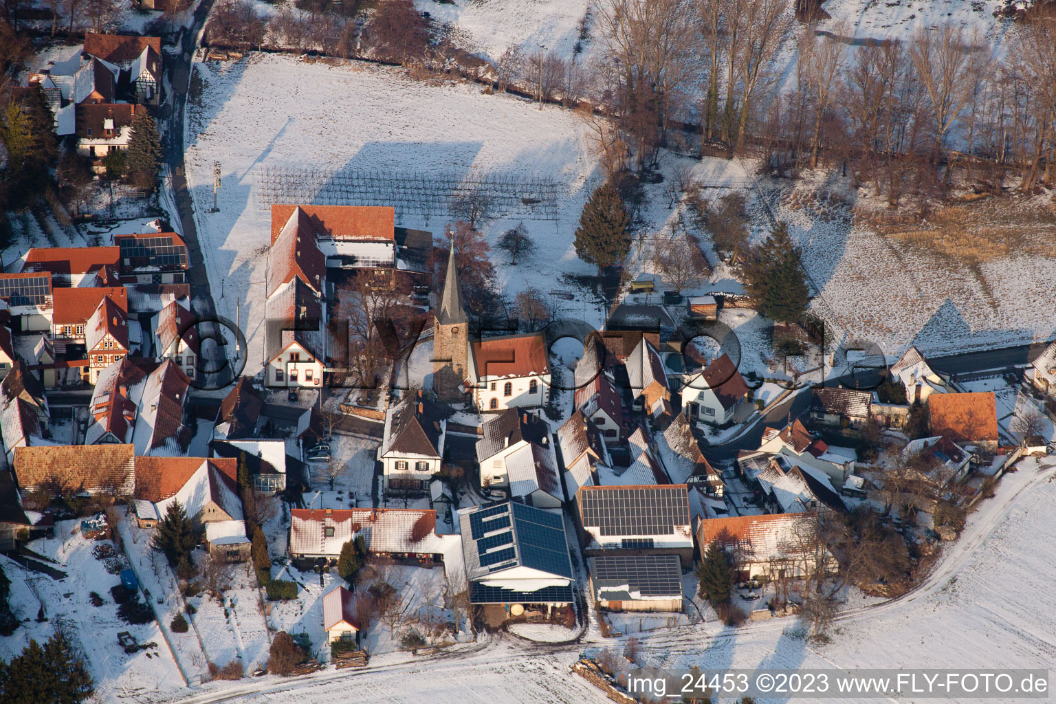Vue aérienne de Église en hiver à le quartier Klingen in Heuchelheim-Klingen dans le département Rhénanie-Palatinat, Allemagne