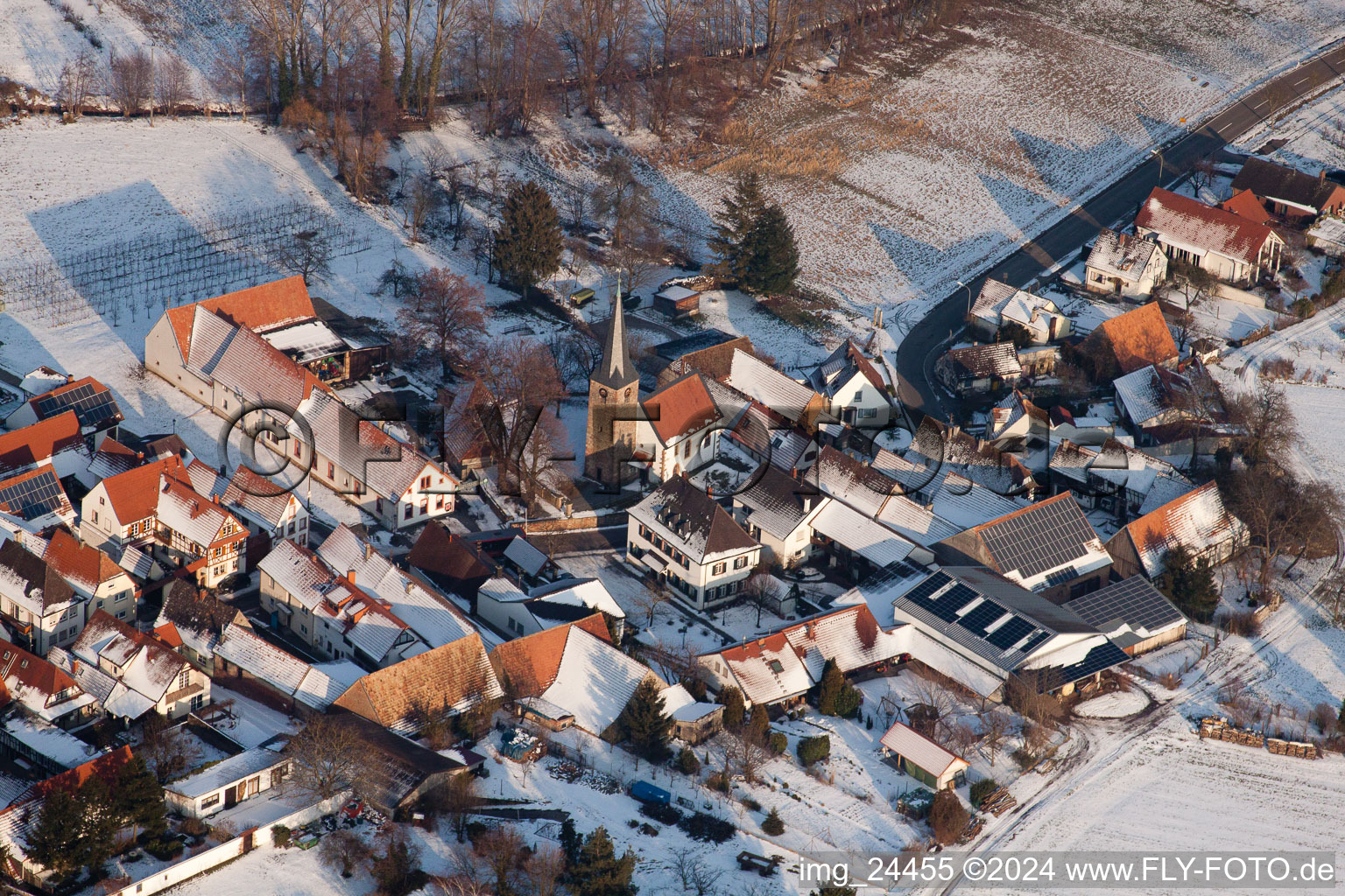 Vue aérienne de Église en hiver à le quartier Klingen in Heuchelheim-Klingen dans le département Rhénanie-Palatinat, Allemagne