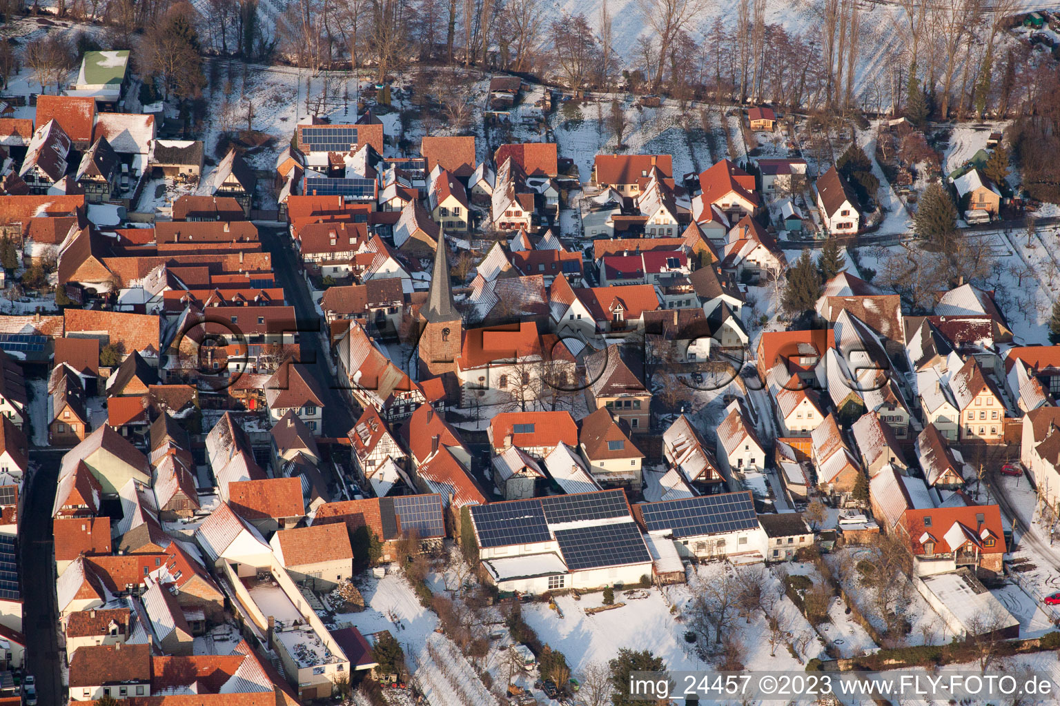 Vue aérienne de Village enneigé d'hiver à le quartier Heuchelheim in Heuchelheim-Klingen dans le département Rhénanie-Palatinat, Allemagne