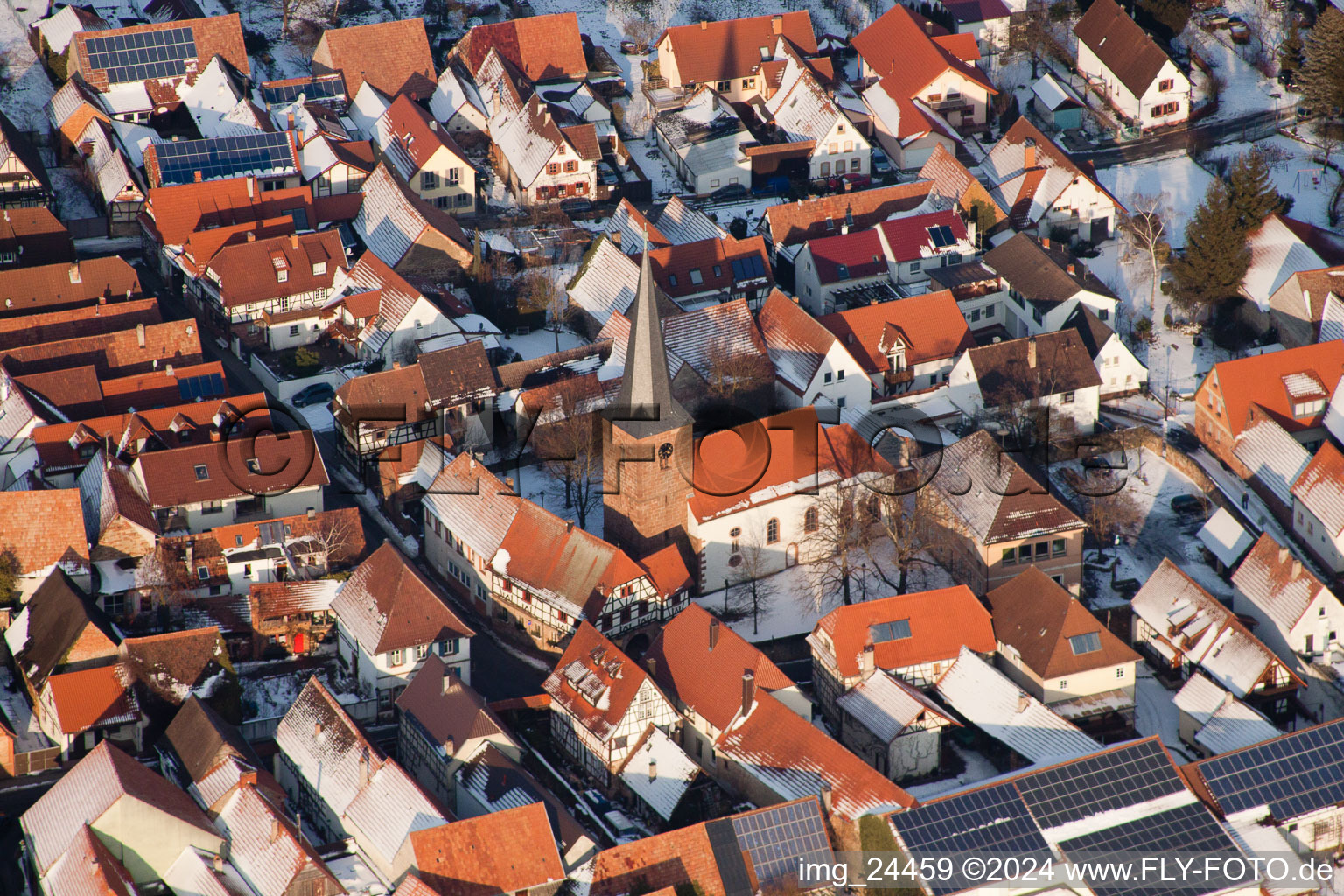 Vue aérienne de Église en hiver à le quartier Heuchelheim in Heuchelheim-Klingen dans le département Rhénanie-Palatinat, Allemagne